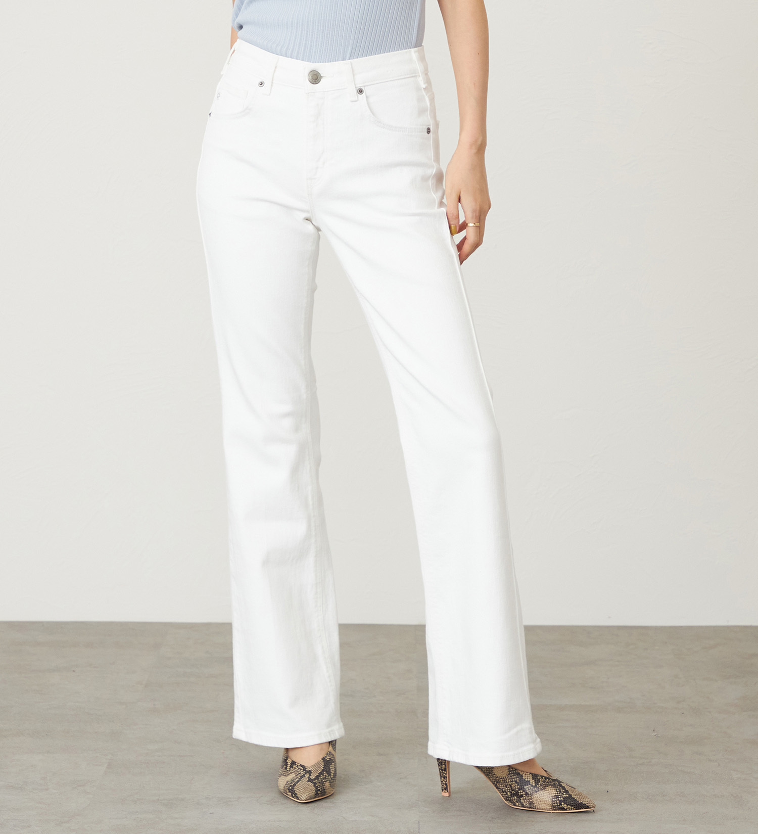 SOMETHING(サムシング)のSOMETHING LISA フレアデニムパンツ|パンツ/デニム/ジーンズパンツ/レディース|ホワイト