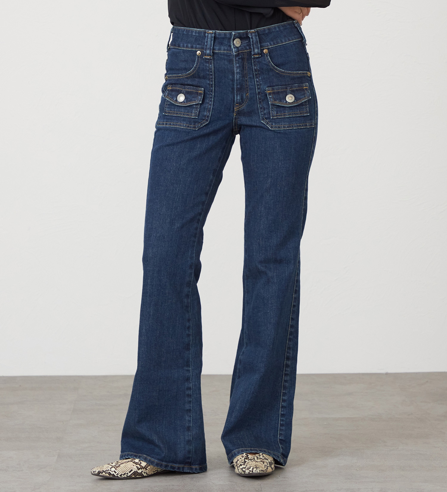 SOMETHING(サムシング)のSOMETHING　LISA BUSH FLARE/ブッシュフレアデニムパンツ|パンツ/デニム/ジーンズパンツ/レディース|中色ブルー