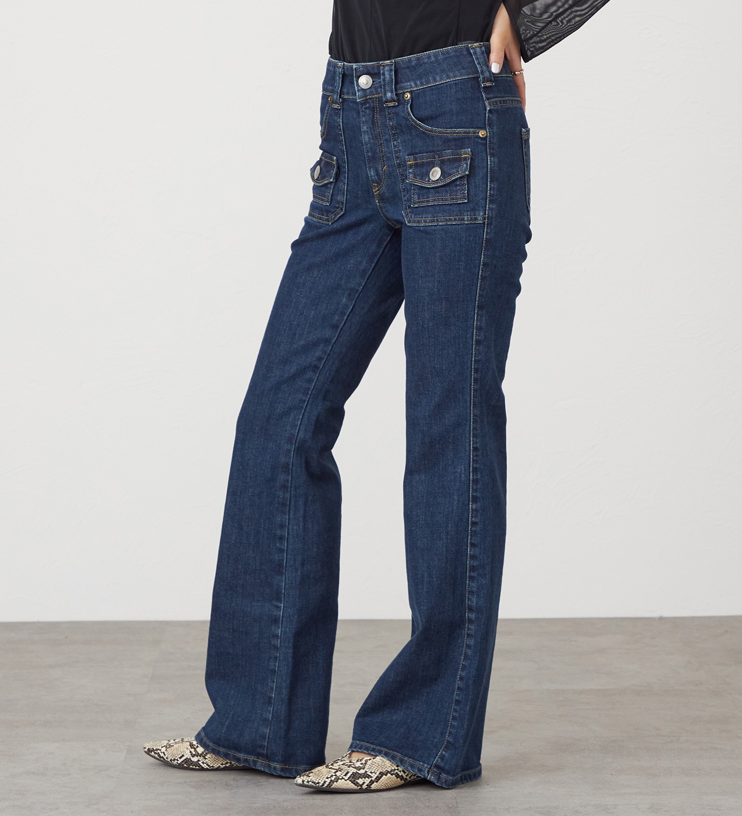 SOMETHING(サムシング)のSOMETHING　LISA BUSH FLARE/ブッシュフレアデニムパンツ|パンツ/デニム/ジーンズパンツ/レディース|中色ブルー