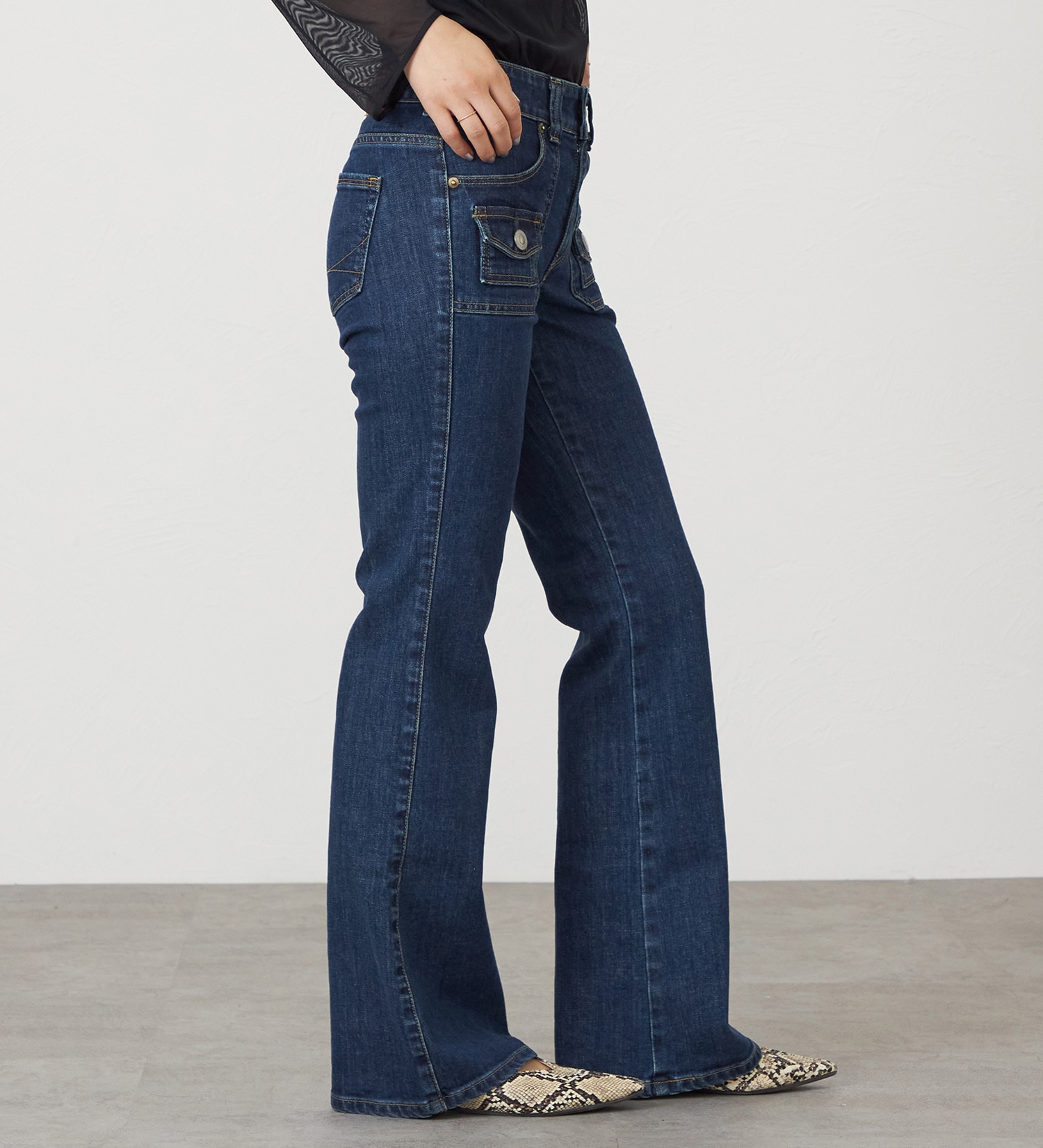 SOMETHING(サムシング)のSOMETHING　LISA BUSH FLARE/ブッシュフレアデニムパンツ|パンツ/デニム/ジーンズパンツ/レディース|中色ブルー