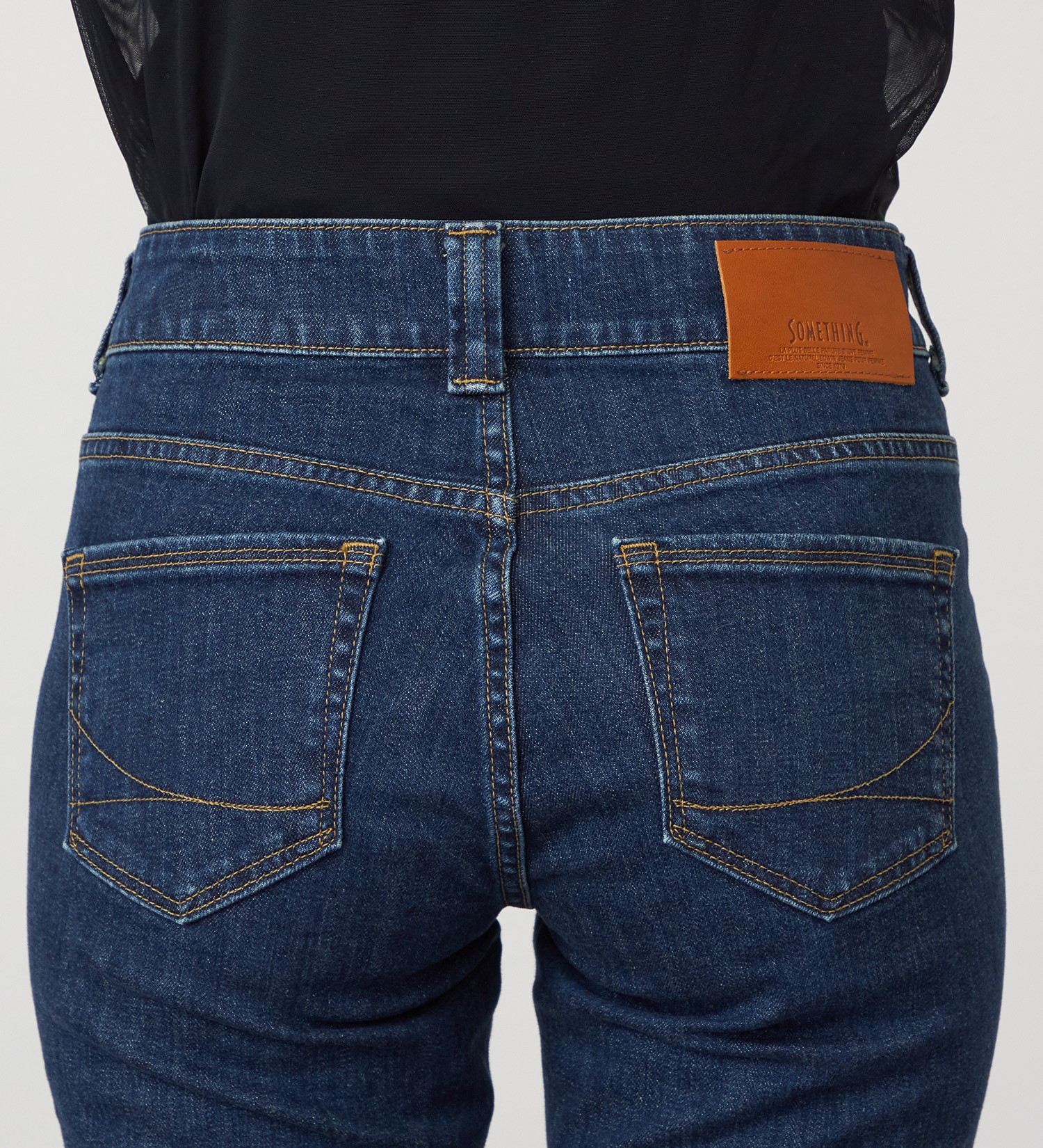 SOMETHING(サムシング)のSOMETHING　LISA BUSH FLARE/ブッシュフレアデニムパンツ|パンツ/デニム/ジーンズパンツ/レディース|中色ブルー