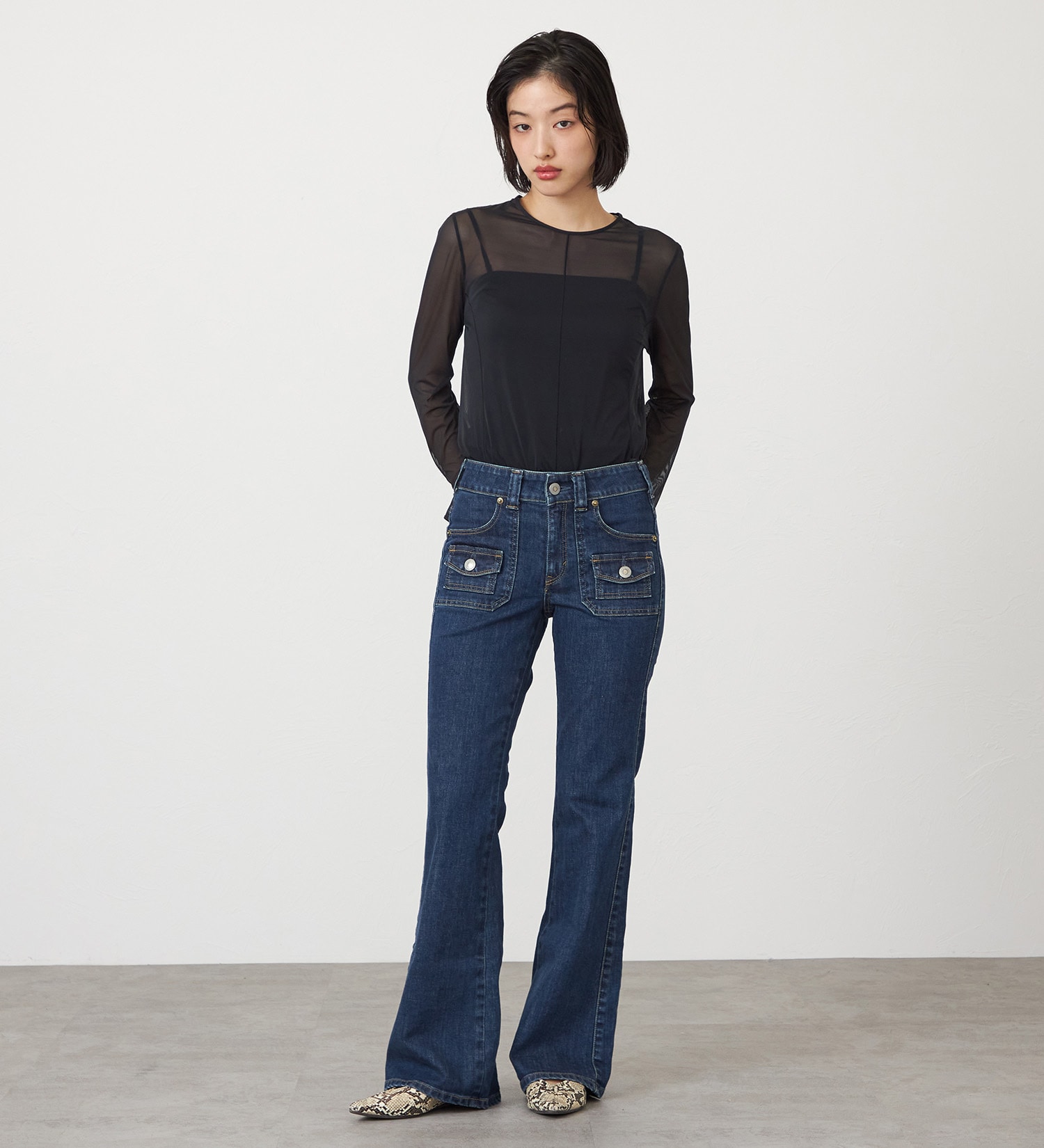 SOMETHING(サムシング)のSOMETHING　LISA BUSH FLARE/ブッシュフレアデニムパンツ|パンツ/デニム/ジーンズパンツ/レディース|中色ブルー