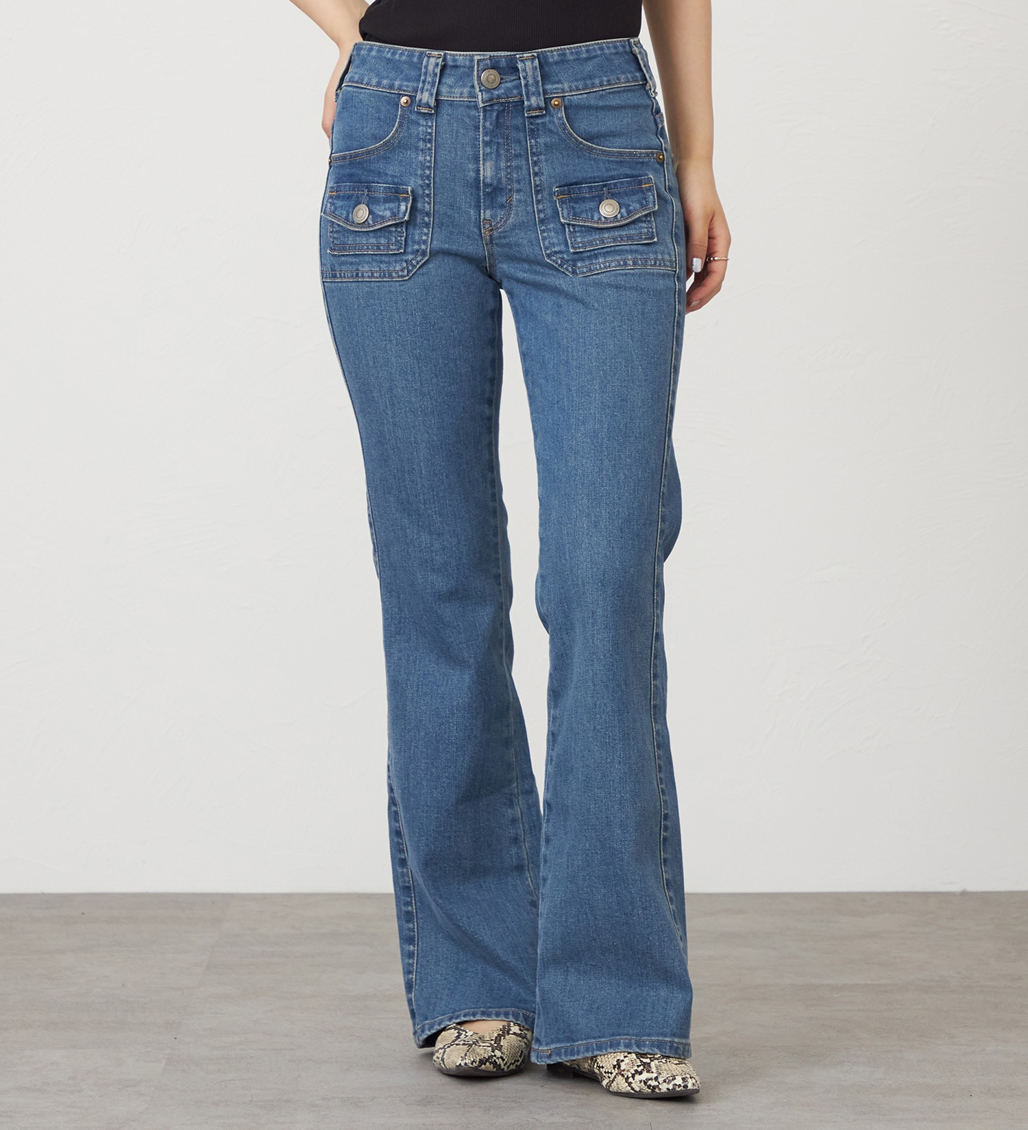 SOMETHING(サムシング)のSOMETHING　LISA BUSH FLARE/ブッシュフレアデニムパンツ|パンツ/デニム/ジーンズパンツ/レディース|淡色ブルー