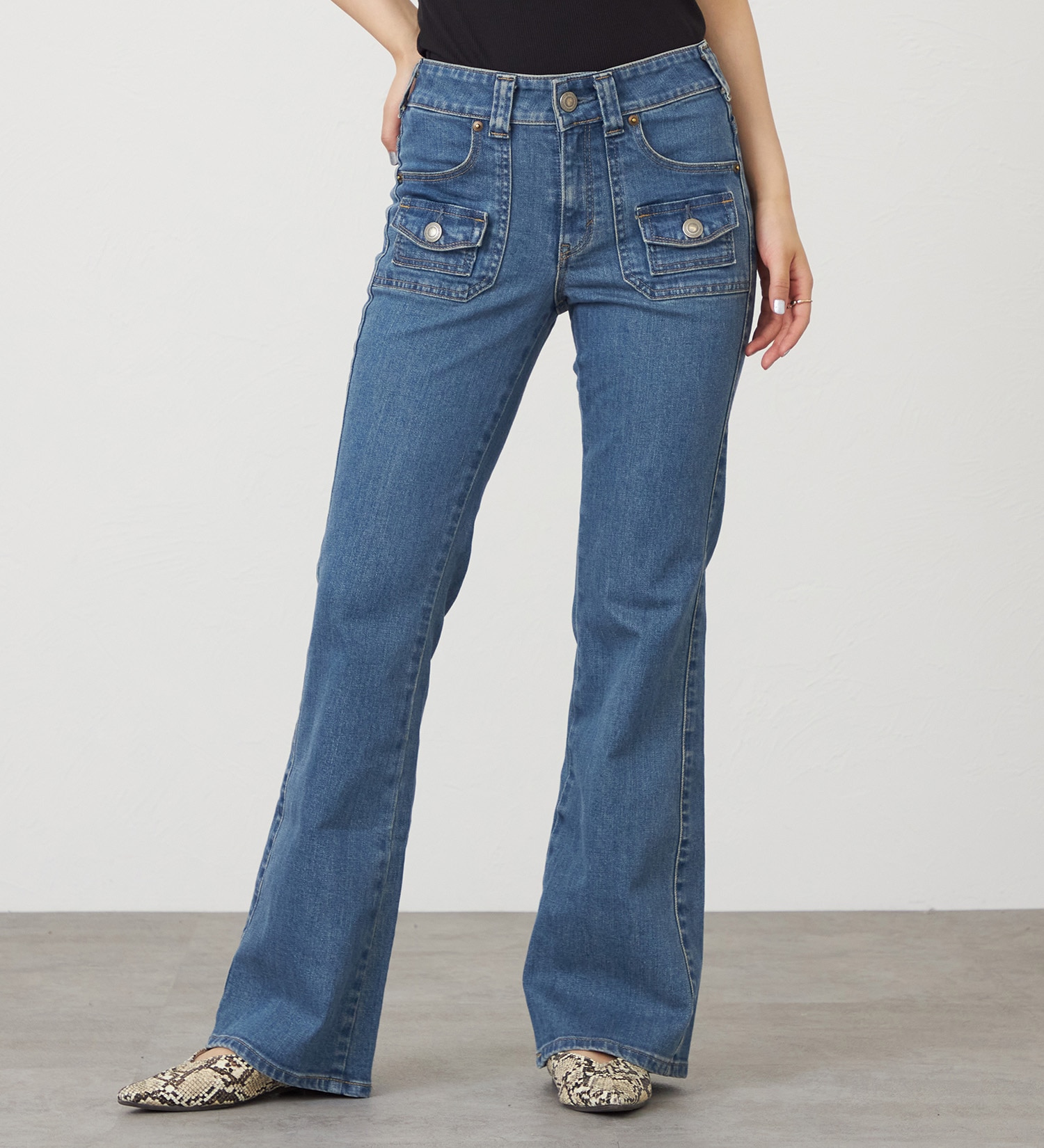 SOMETHING(サムシング)のSOMETHING　LISA BUSH FLARE/ブッシュフレアデニムパンツ|パンツ/デニム/ジーンズパンツ/レディース|淡色ブルー