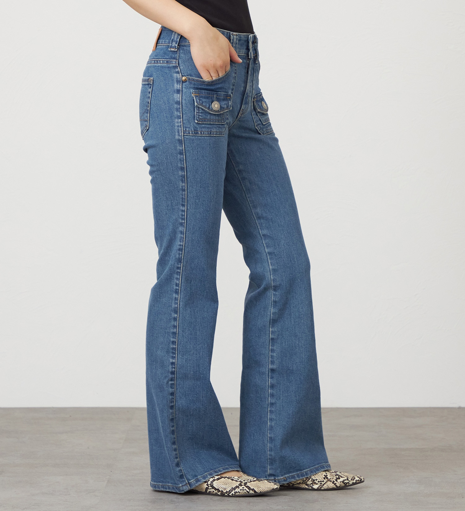 SOMETHING(サムシング)のSOMETHING　LISA BUSH FLARE/ブッシュフレアデニムパンツ|パンツ/デニム/ジーンズパンツ/レディース|淡色ブルー