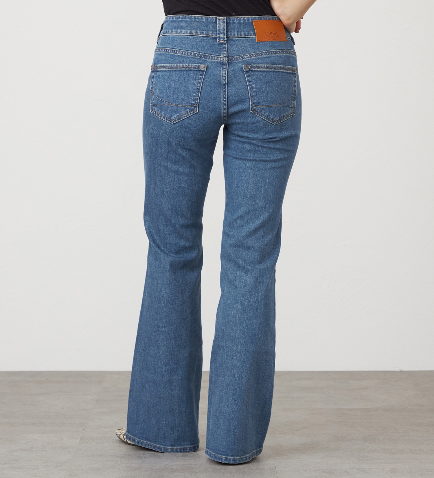 SOMETHING(サムシング)のSOMETHING　LISA BUSH FLARE/ブッシュフレアデニムパンツ|パンツ/デニム/ジーンズパンツ/レディース|淡色ブルー