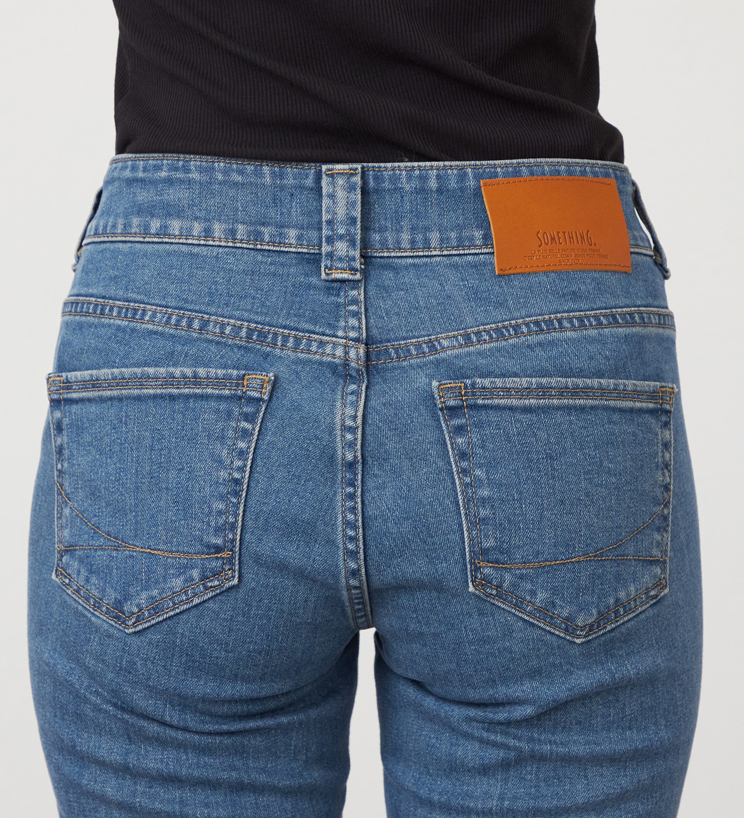 SOMETHING(サムシング)のSOMETHING　LISA BUSH FLARE/ブッシュフレアデニムパンツ|パンツ/デニム/ジーンズパンツ/レディース|淡色ブルー