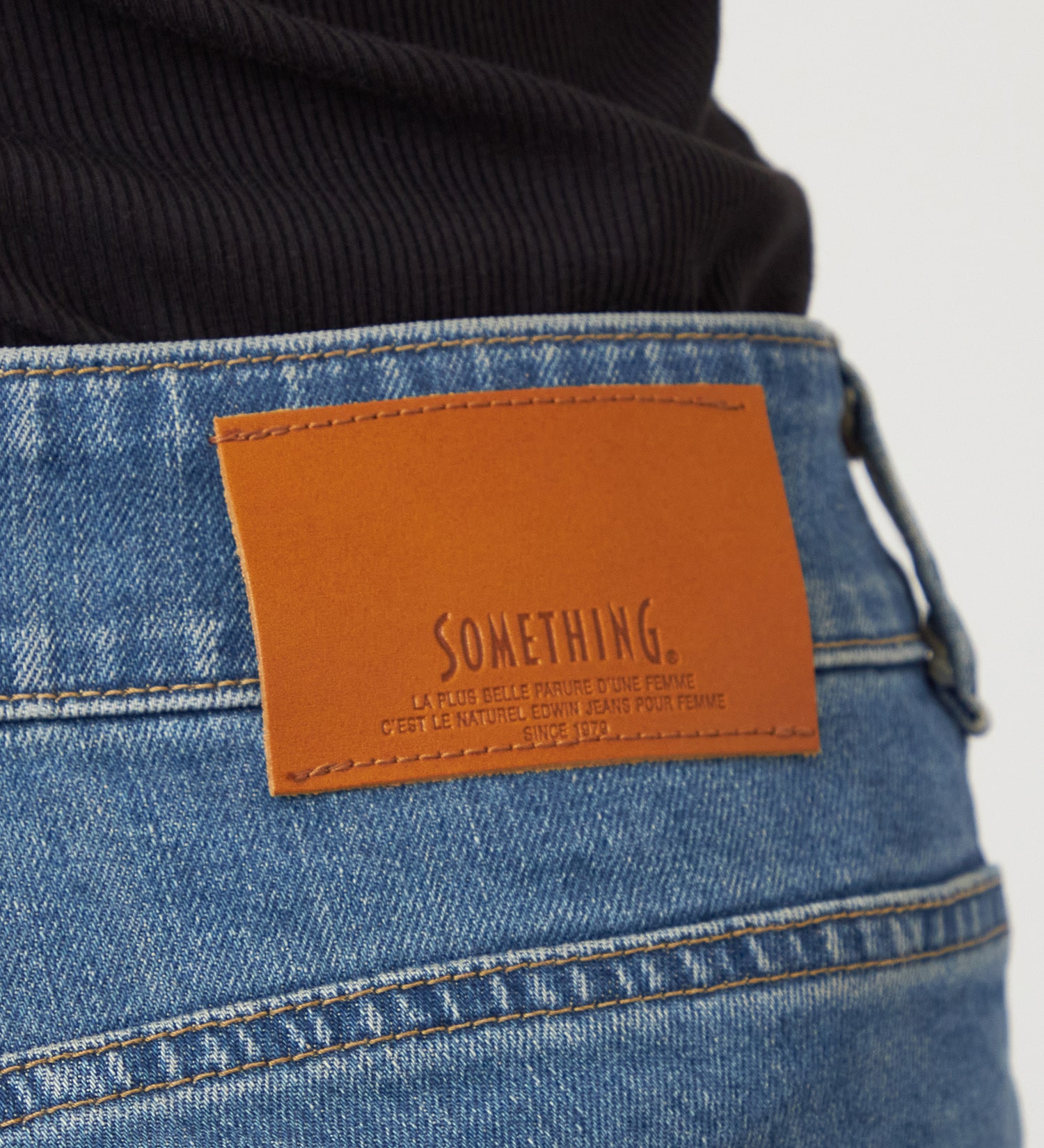 SOMETHING(サムシング)のSOMETHING　LISA BUSH FLARE/ブッシュフレアデニムパンツ|パンツ/デニム/ジーンズパンツ/レディース|淡色ブルー