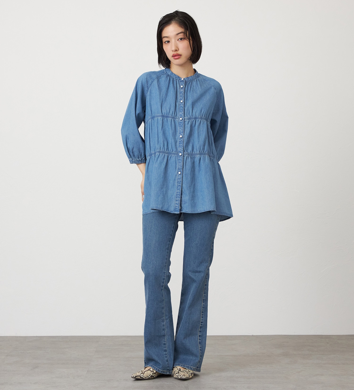 SOMETHING(サムシング)のSOMETHING　LISA BUSH FLARE/ブッシュフレアデニムパンツ|パンツ/デニム/ジーンズパンツ/レディース|淡色ブルー