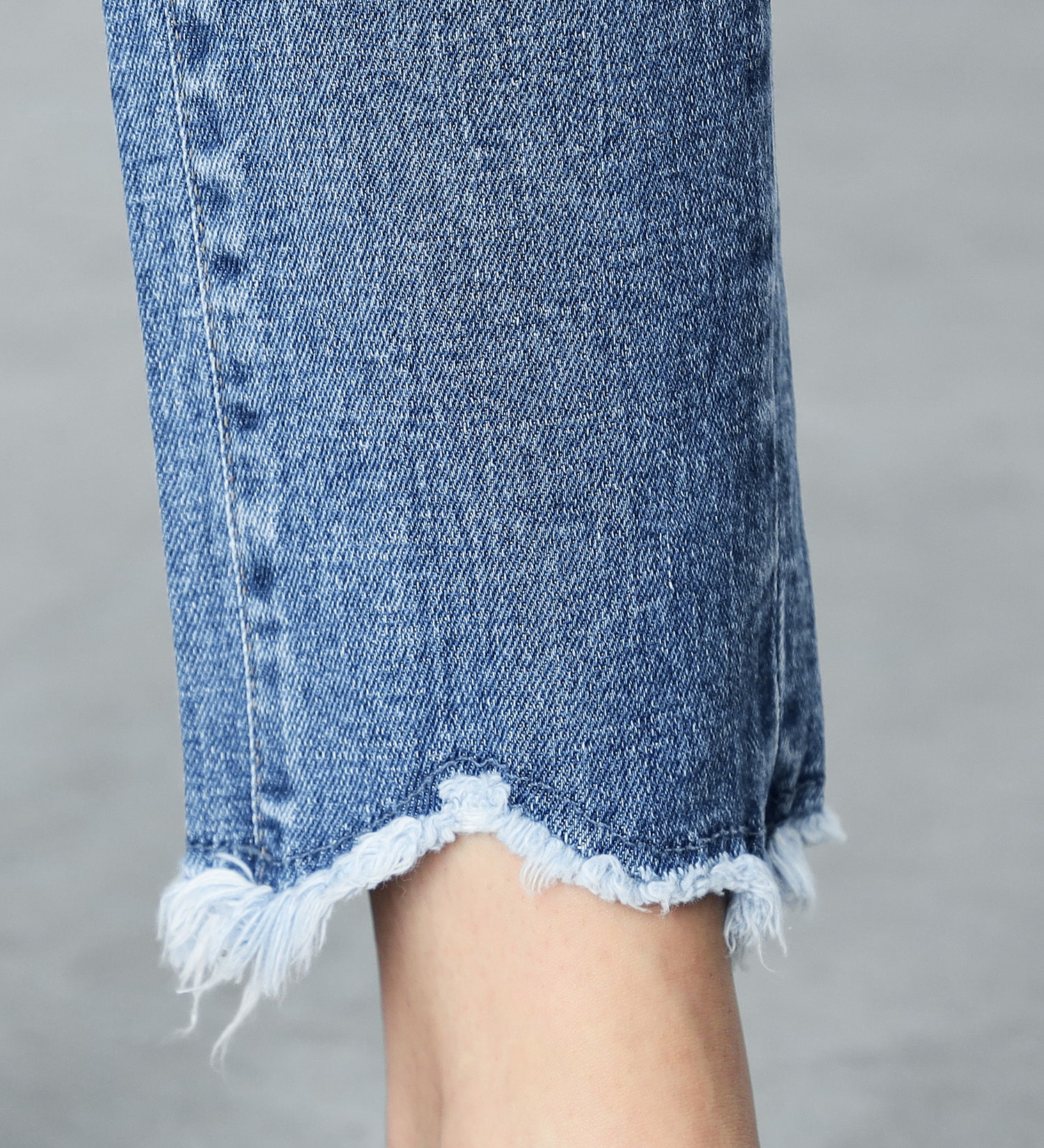 SOMETHING(サムシング)の【おまとめ割対象】SOMETHING HANAテーパードクロップドデニムパンツ|パンツ/デニムパンツ/レディース|淡色ブルー