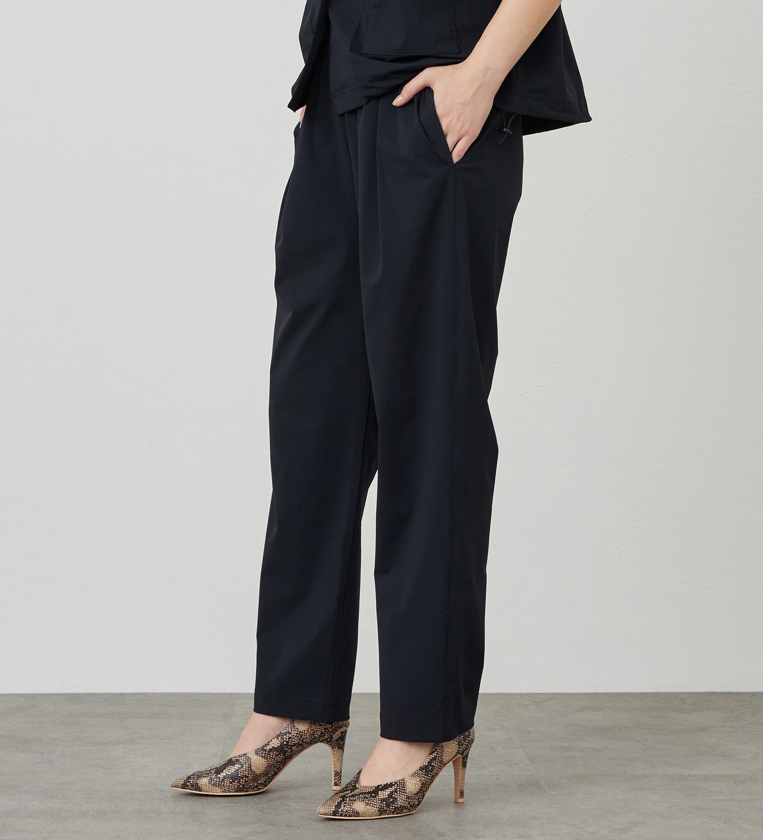 SOMETHING(サムシング)の【試着対象】SOMETHING SLテーパードパンツ【涼】|パンツ/パンツ/レディース|ブラック