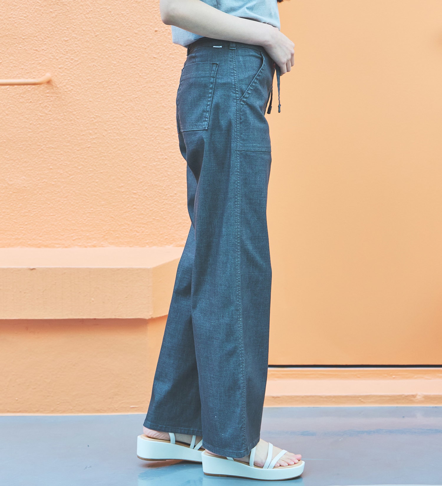 SOMETHING(サムシング)の【予約P】SOMETHING SUMMER ベイカーワイドデニムパンツ【夏用/COOL/涼/抗菌/防臭/制菌】|パンツ/パンツ/レディース|チャコールグレー