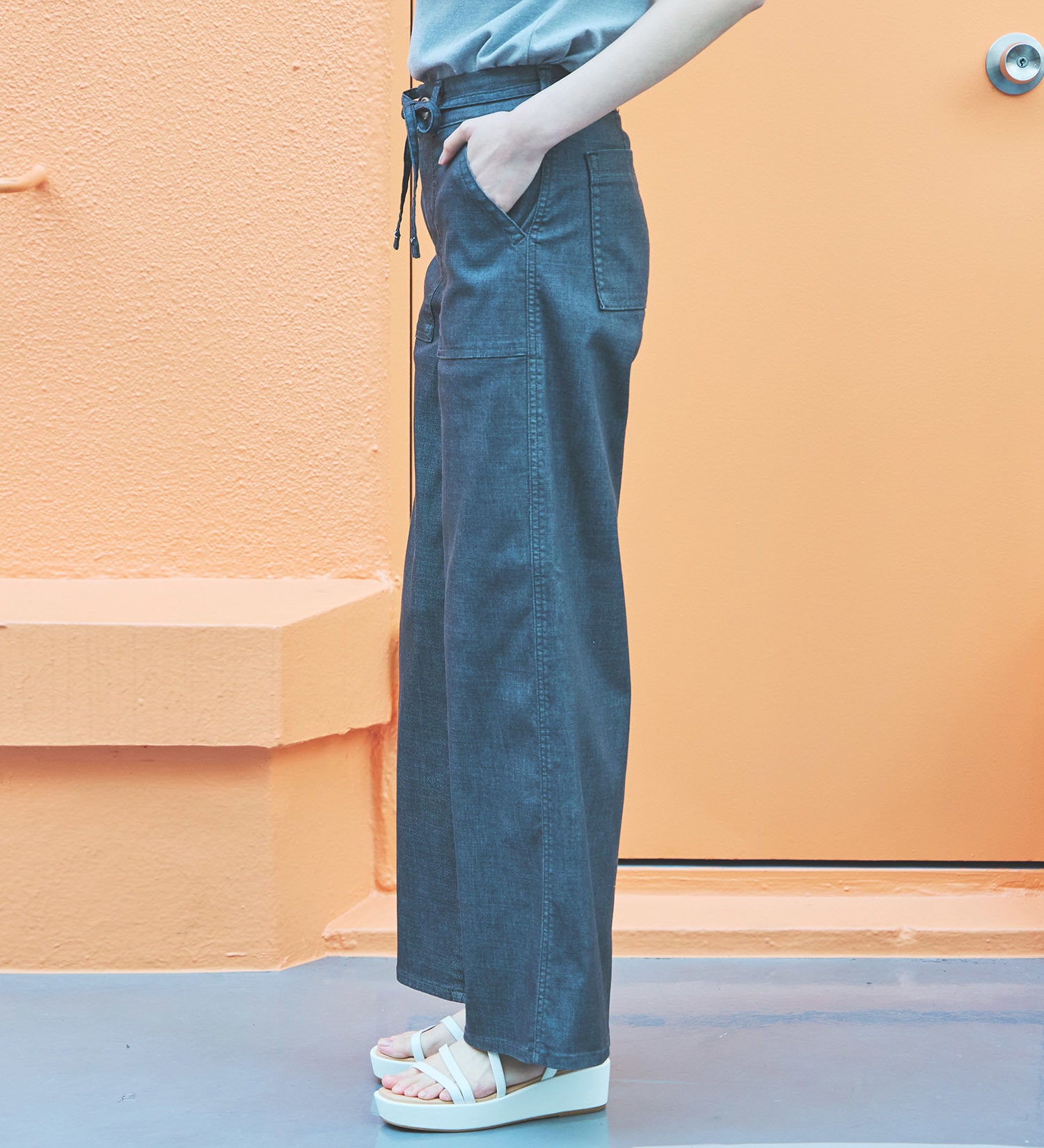 SOMETHING(サムシング)の【予約P】SOMETHING SUMMER ベイカーワイドデニムパンツ【夏用/COOL/涼/抗菌/防臭/制菌】|パンツ/パンツ/レディース|チャコールグレー