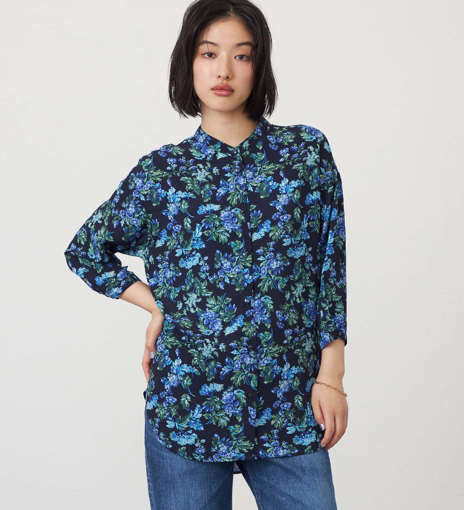 SOMETHING(サムシング)のSOMETHING　ラウンドテイル花柄プリントシャツ|トップス/シャツ/ブラウス/レディース|ネイビー