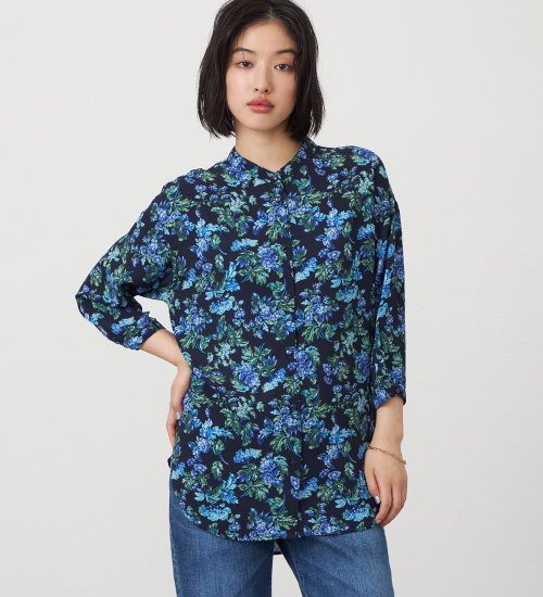 SOMETHING(サムシング)のSOMETHING ラウンドテイル花柄プリントシャツ|トップス/シャツ/ブラウス/レディース|ネイビー