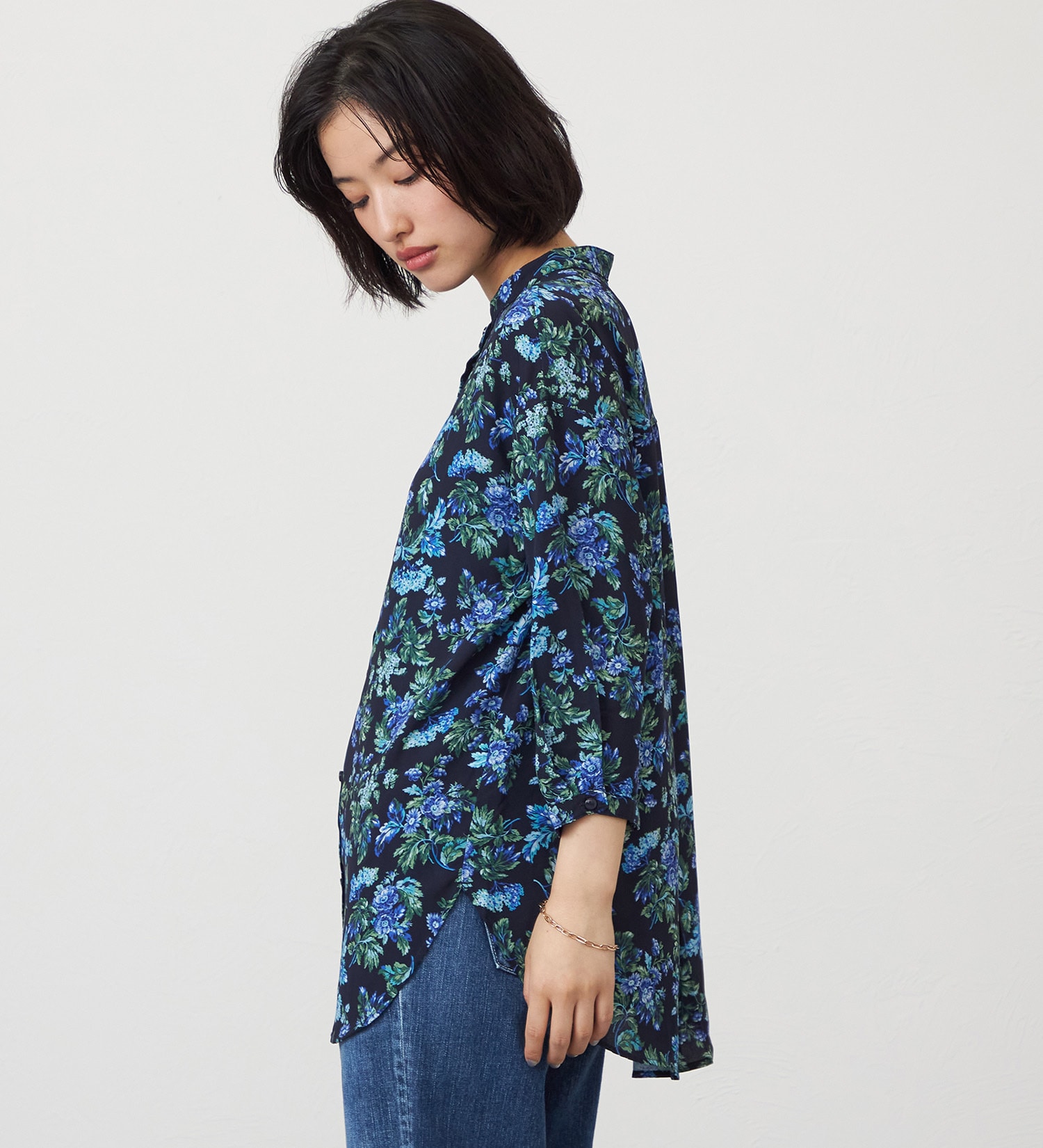 SOMETHING(サムシング)のSOMETHING　ラウンドテイル花柄プリントシャツ|トップス/シャツ/ブラウス/レディース|ネイビー