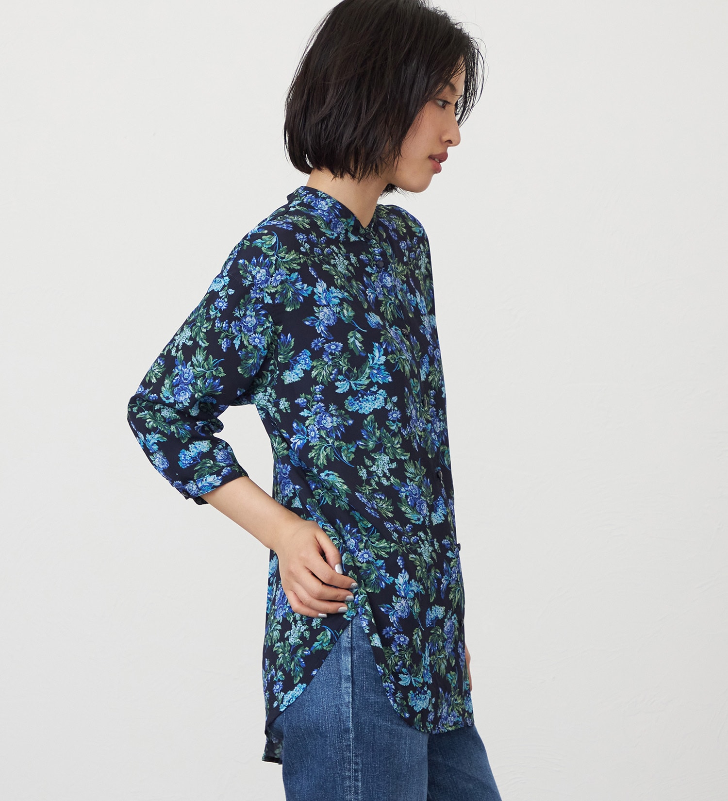 SOMETHING(サムシング)のSOMETHING　ラウンドテイル花柄プリントシャツ|トップス/シャツ/ブラウス/レディース|ネイビー