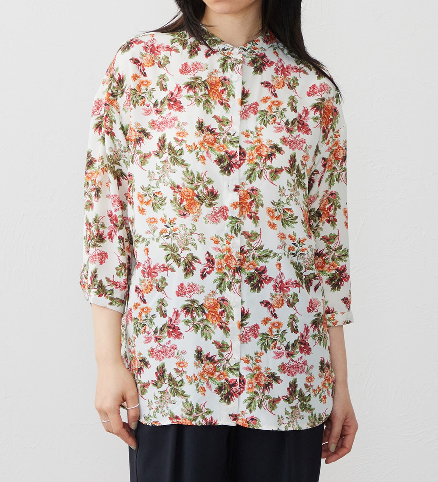 SOMETHING(サムシング)のSOMETHING　ラウンドテイル花柄プリントシャツ|トップス/シャツ/ブラウス/レディース|アイボリー