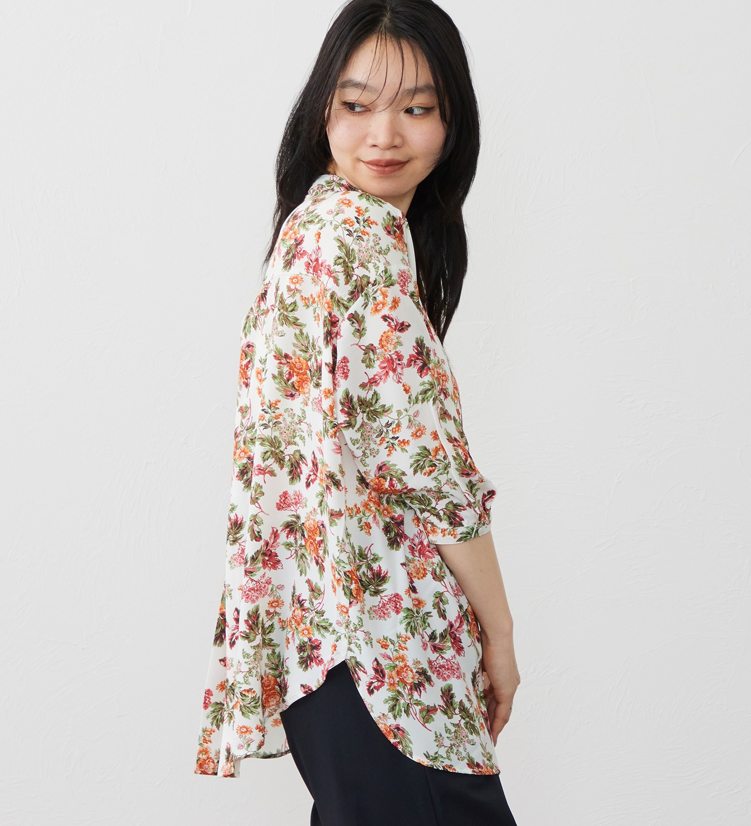 SOMETHING(サムシング)のSOMETHING　ラウンドテイル花柄プリントシャツ|トップス/シャツ/ブラウス/レディース|アイボリー