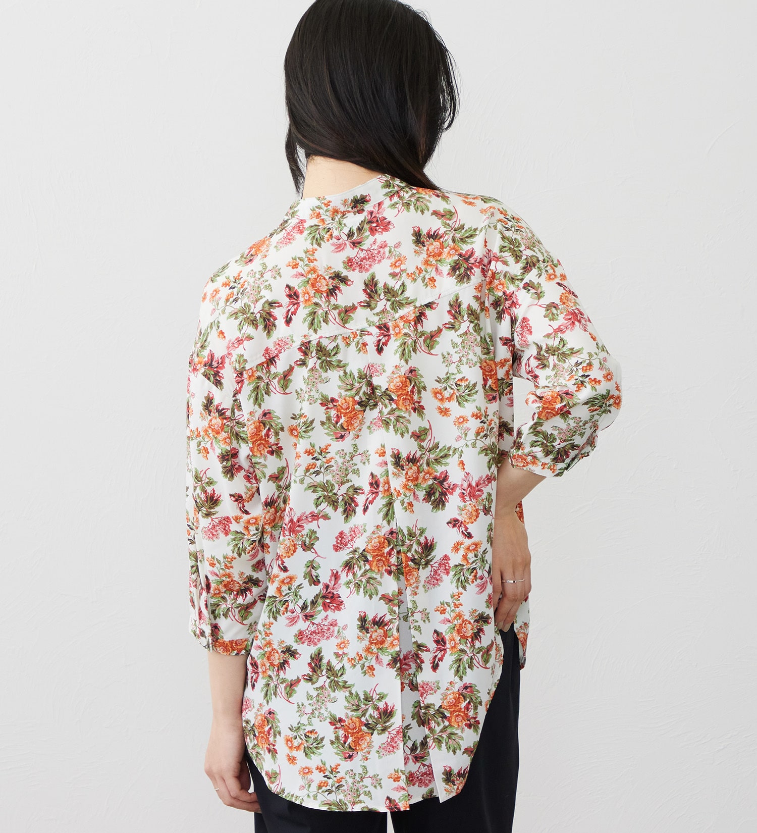 SOMETHING(サムシング)のSOMETHING　ラウンドテイル花柄プリントシャツ|トップス/シャツ/ブラウス/レディース|アイボリー