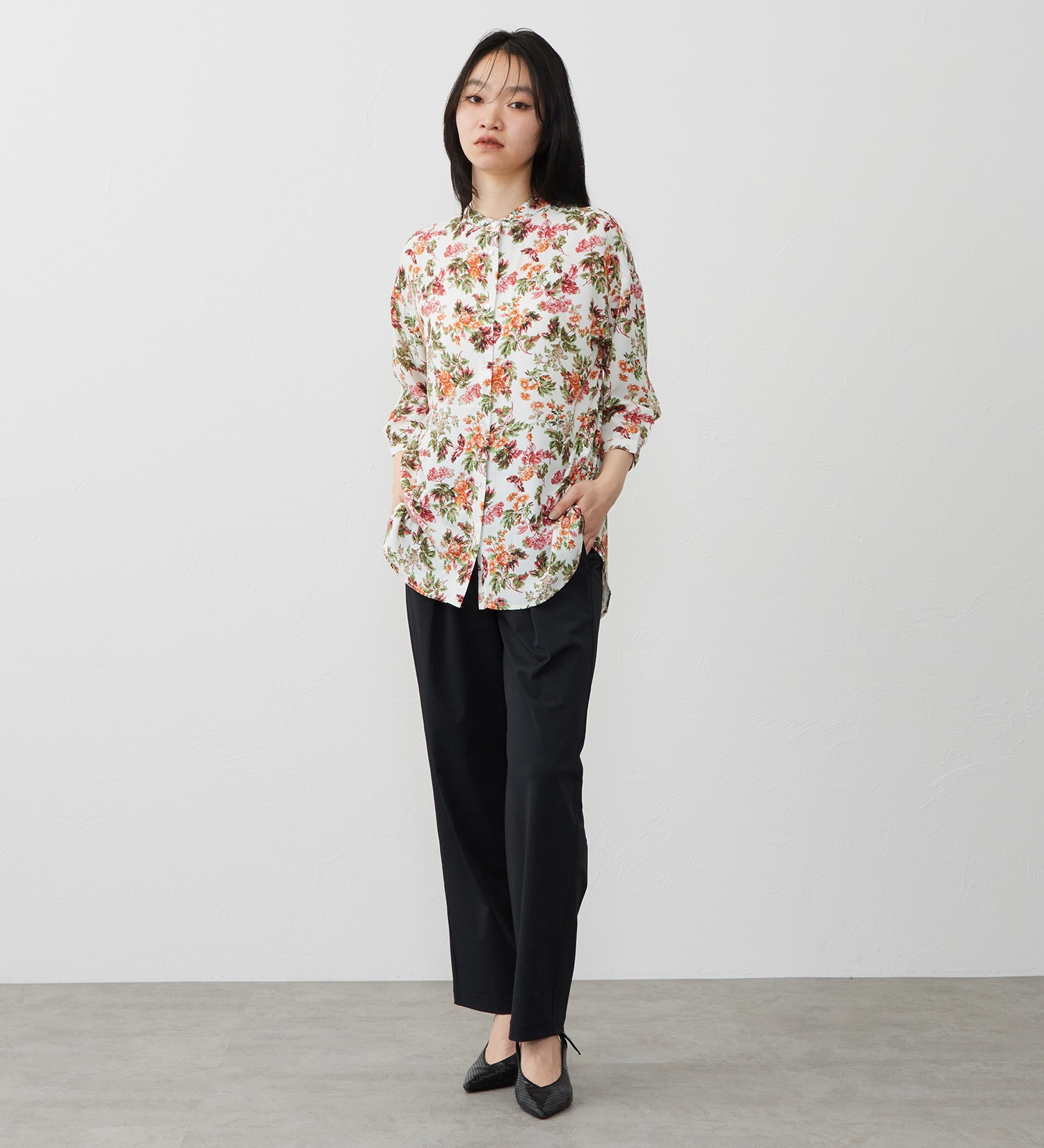 SOMETHING(サムシング)のSOMETHING　ラウンドテイル花柄プリントシャツ|トップス/シャツ/ブラウス/レディース|アイボリー