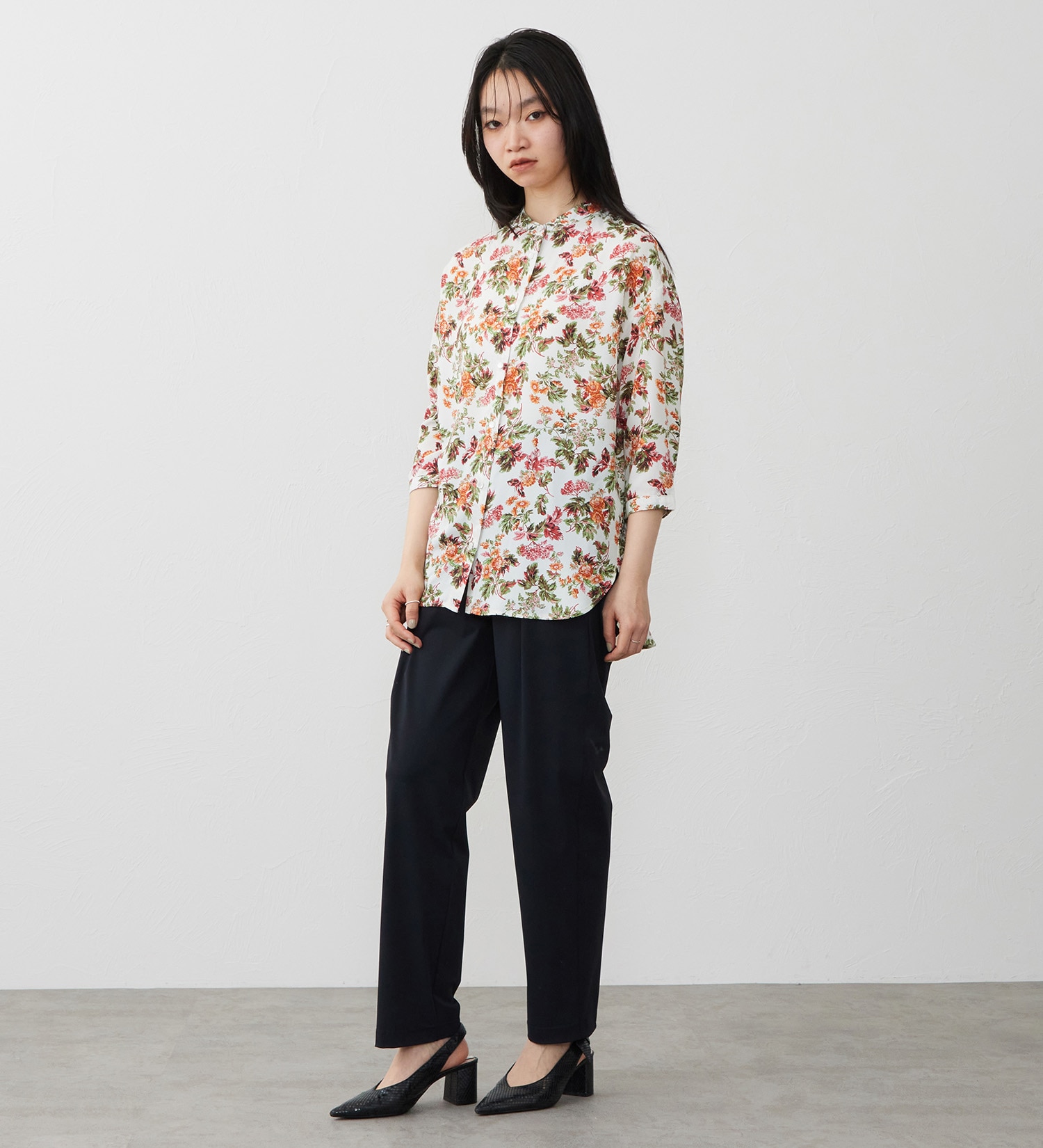 SOMETHING(サムシング)のSOMETHING　ラウンドテイル花柄プリントシャツ|トップス/シャツ/ブラウス/レディース|アイボリー