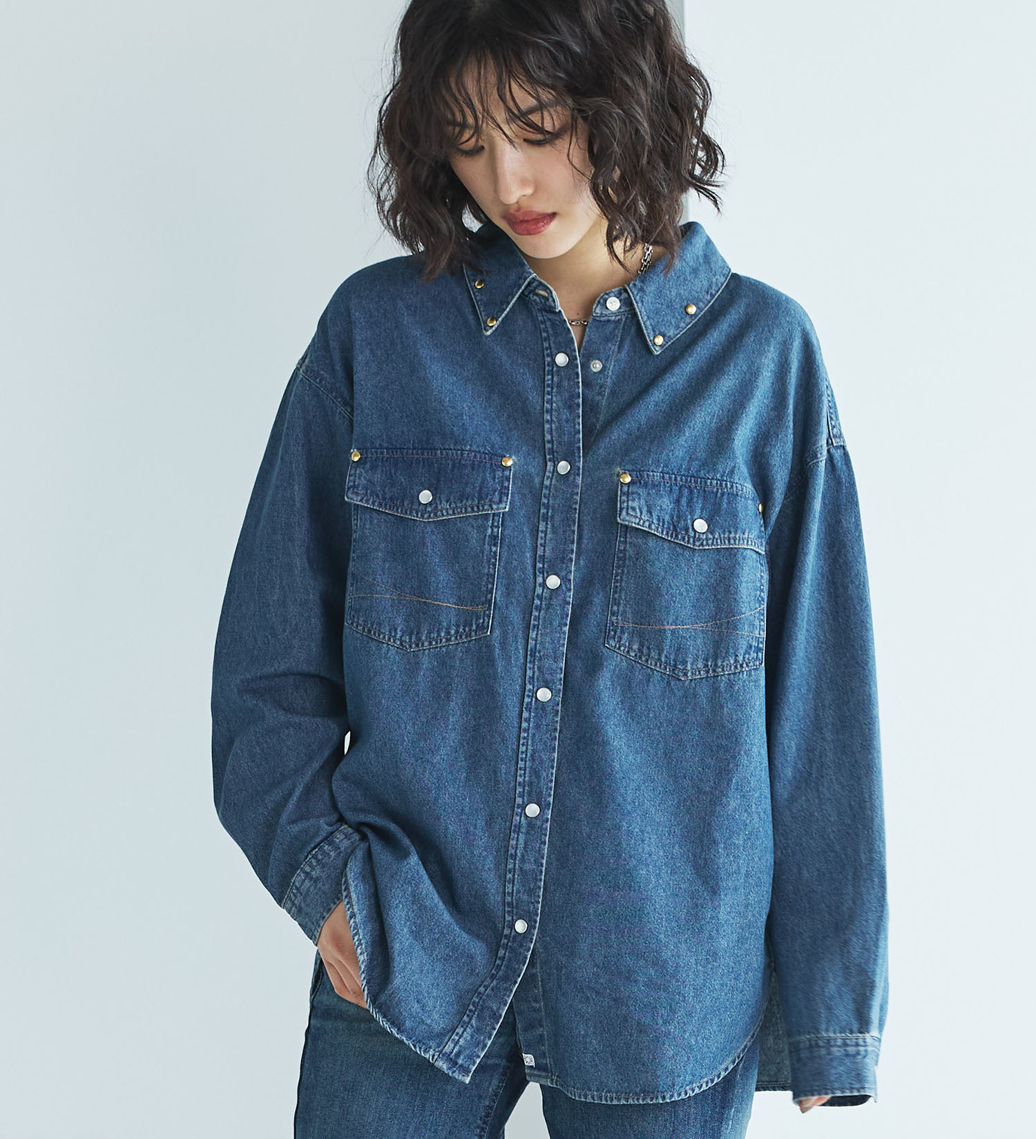 SOMETHING(サムシング)のSOMETHING スタッズデニムシャツ|トップス/シャツ/ブラウス/レディース|中色ブルー