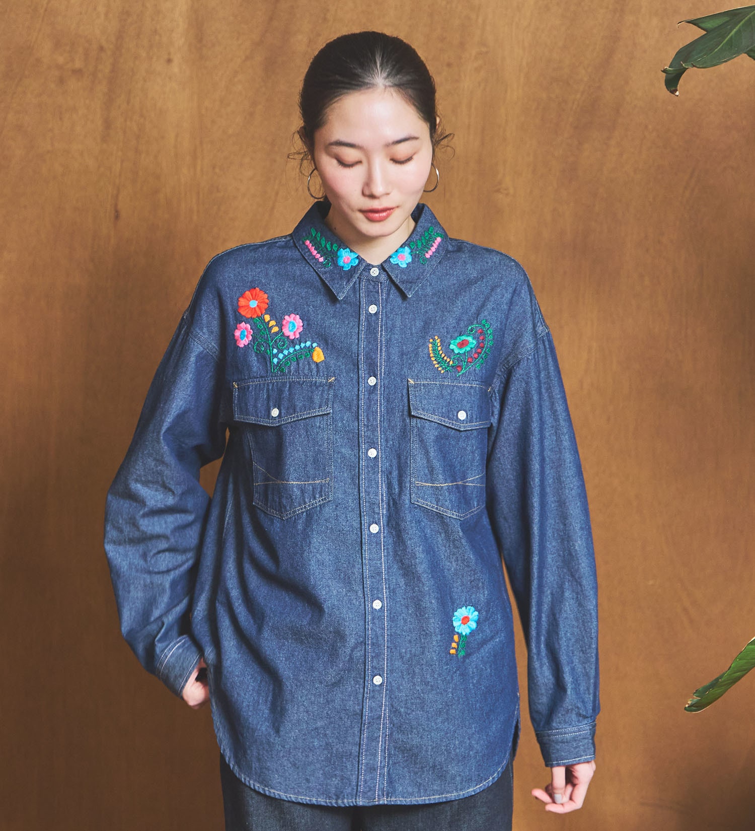 SOMETHING(サムシング)のSOMETHING 刺繍ビッグデニムシャツ|トップス/シャツ/ブラウス/レディース|インディゴブルー