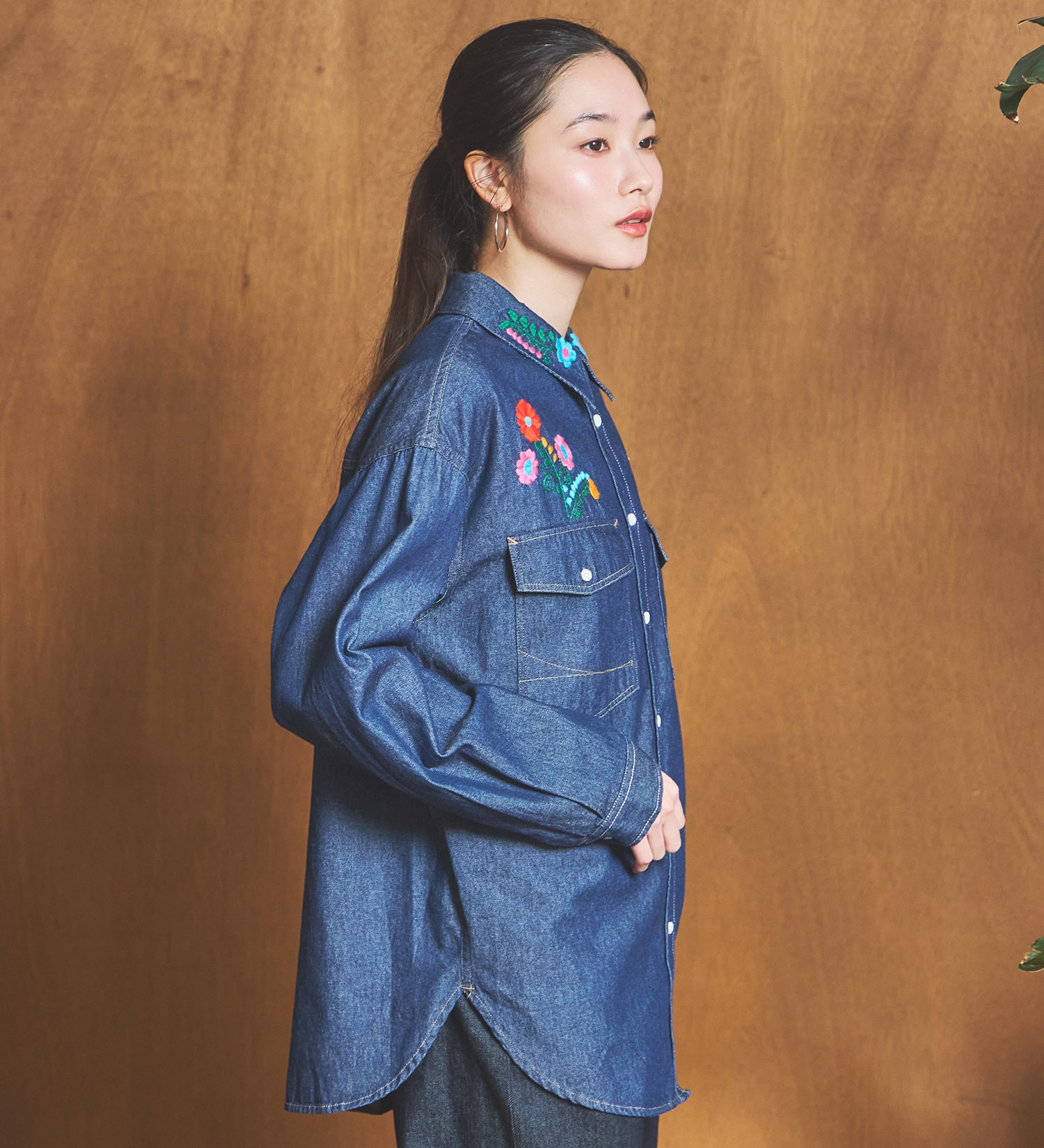 SOMETHING(サムシング)のSOMETHING 刺繍ビッグデニムシャツ|トップス/シャツ/ブラウス/レディース|インディゴブルー