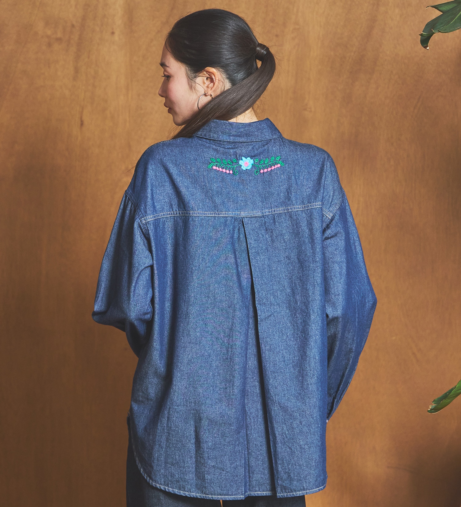 SOMETHING(サムシング)のSOMETHING 刺繍ビッグデニムシャツ|トップス/シャツ/ブラウス/レディース|インディゴブルー