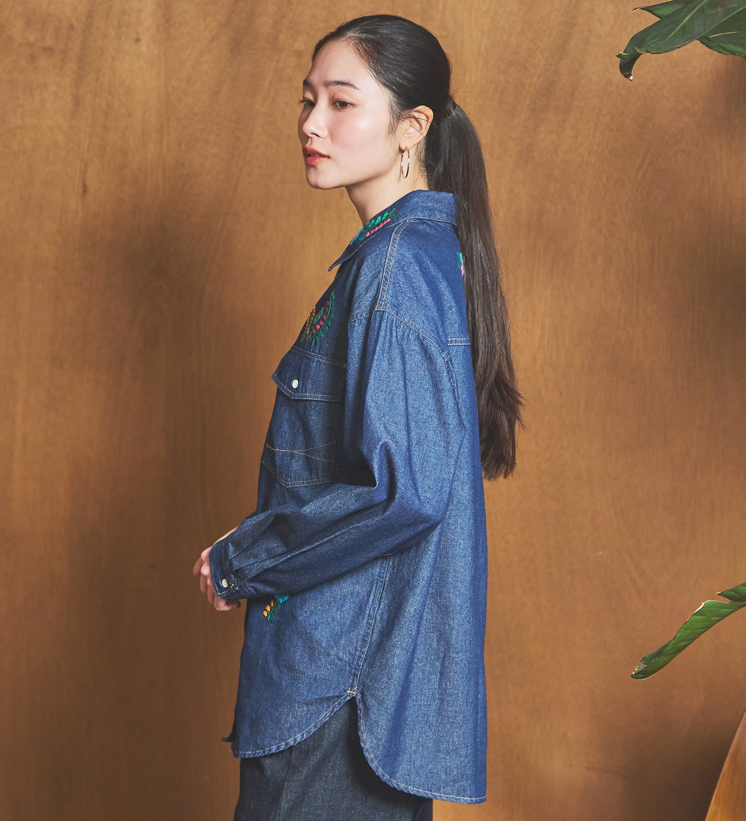 SOMETHING(サムシング)のSOMETHING 刺繍ビッグデニムシャツ|トップス/シャツ/ブラウス/レディース|インディゴブルー