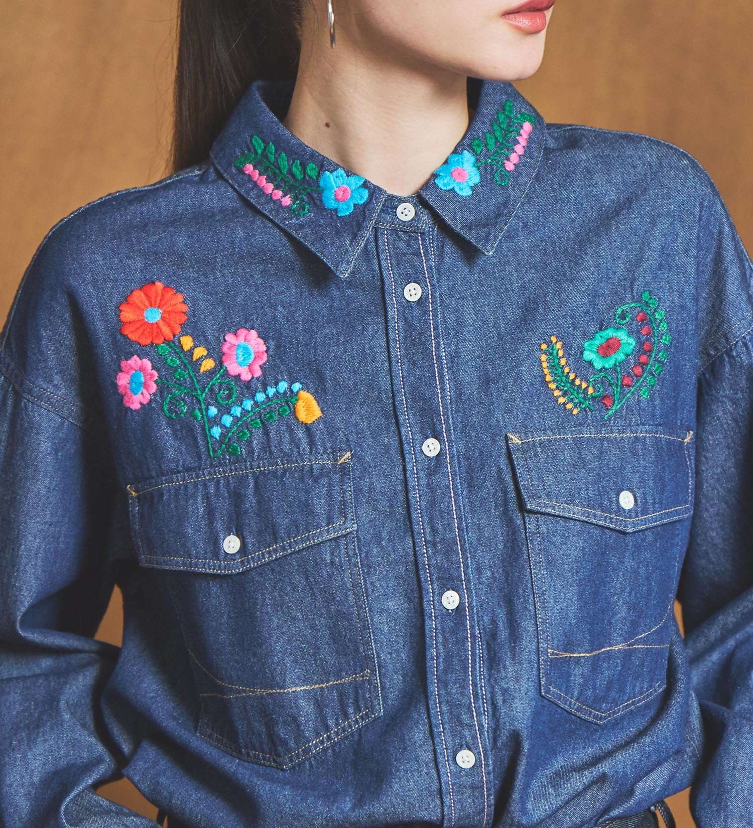 SOMETHING(サムシング)のSOMETHING 刺繍ビッグデニムシャツ|トップス/シャツ/ブラウス/レディース|インディゴブルー
