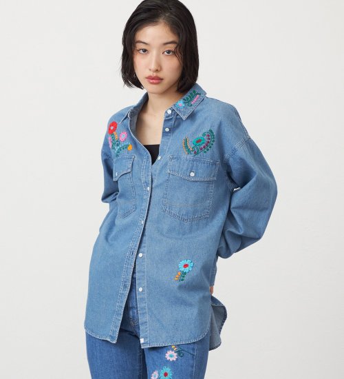 SOMETHING(サムシング)のSOMETHING　刺繍ビッグデニムシャツ|トップス/シャツ/ブラウス/レディース|淡色ブルー