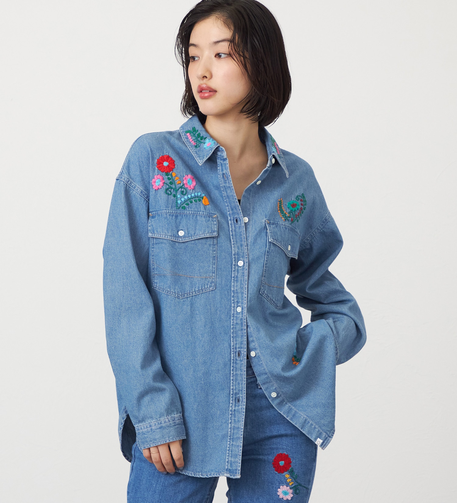 SOMETHING(サムシング)のSOMETHING　刺繍ビッグデニムシャツ|トップス/シャツ/ブラウス/レディース|淡色ブルー