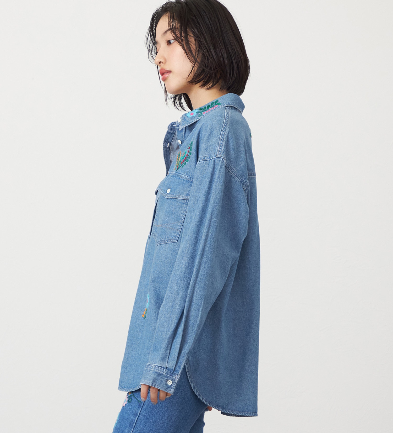 SOMETHING(サムシング)のSOMETHING　刺繍ビッグデニムシャツ|トップス/シャツ/ブラウス/レディース|淡色ブルー
