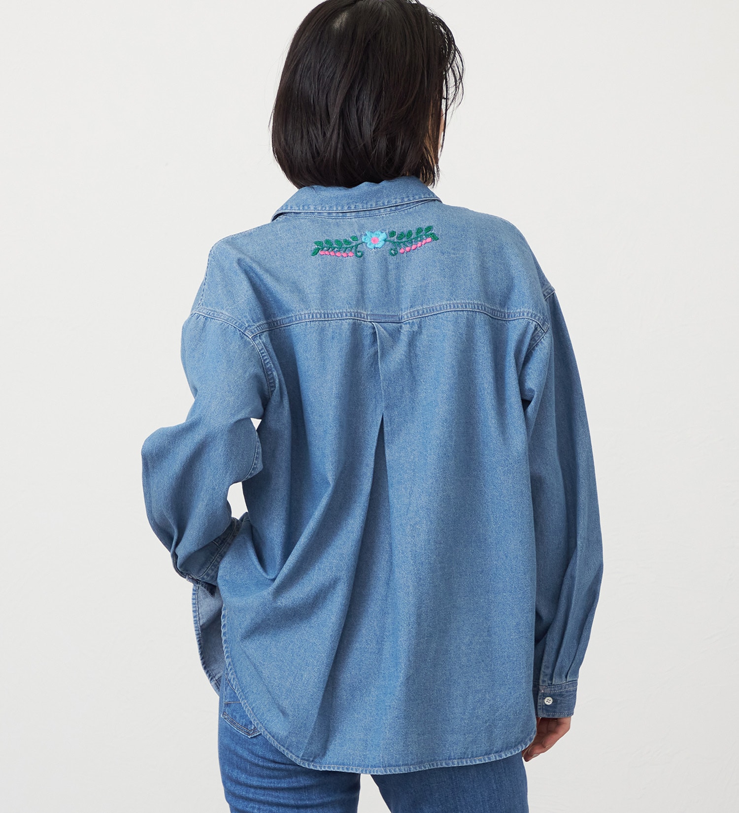 SOMETHING(サムシング)のSOMETHING　刺繍ビッグデニムシャツ|トップス/シャツ/ブラウス/レディース|淡色ブルー