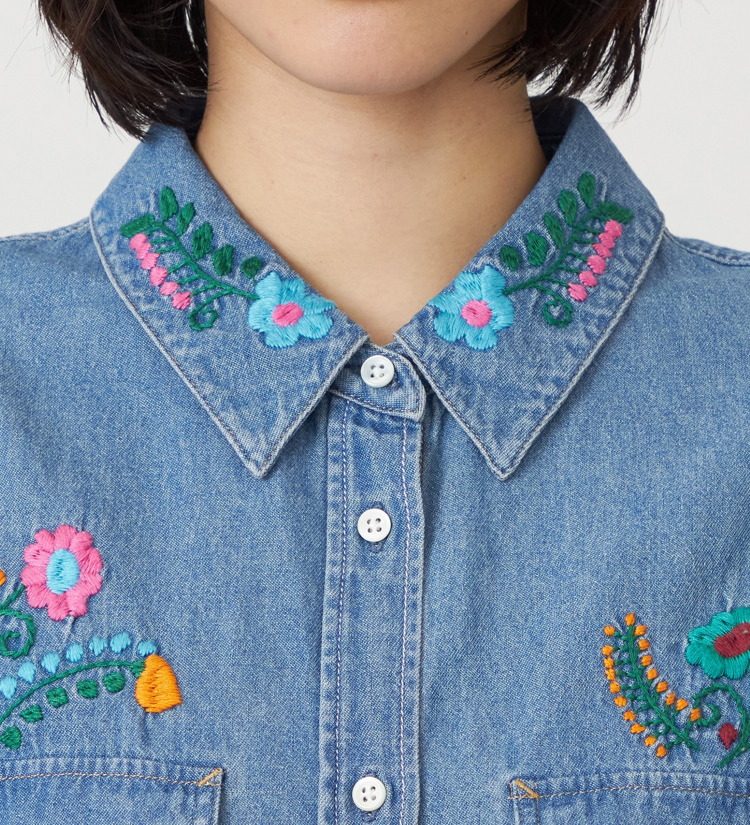 SOMETHING(サムシング)のSOMETHING　刺繍ビッグデニムシャツ|トップス/シャツ/ブラウス/レディース|淡色ブルー