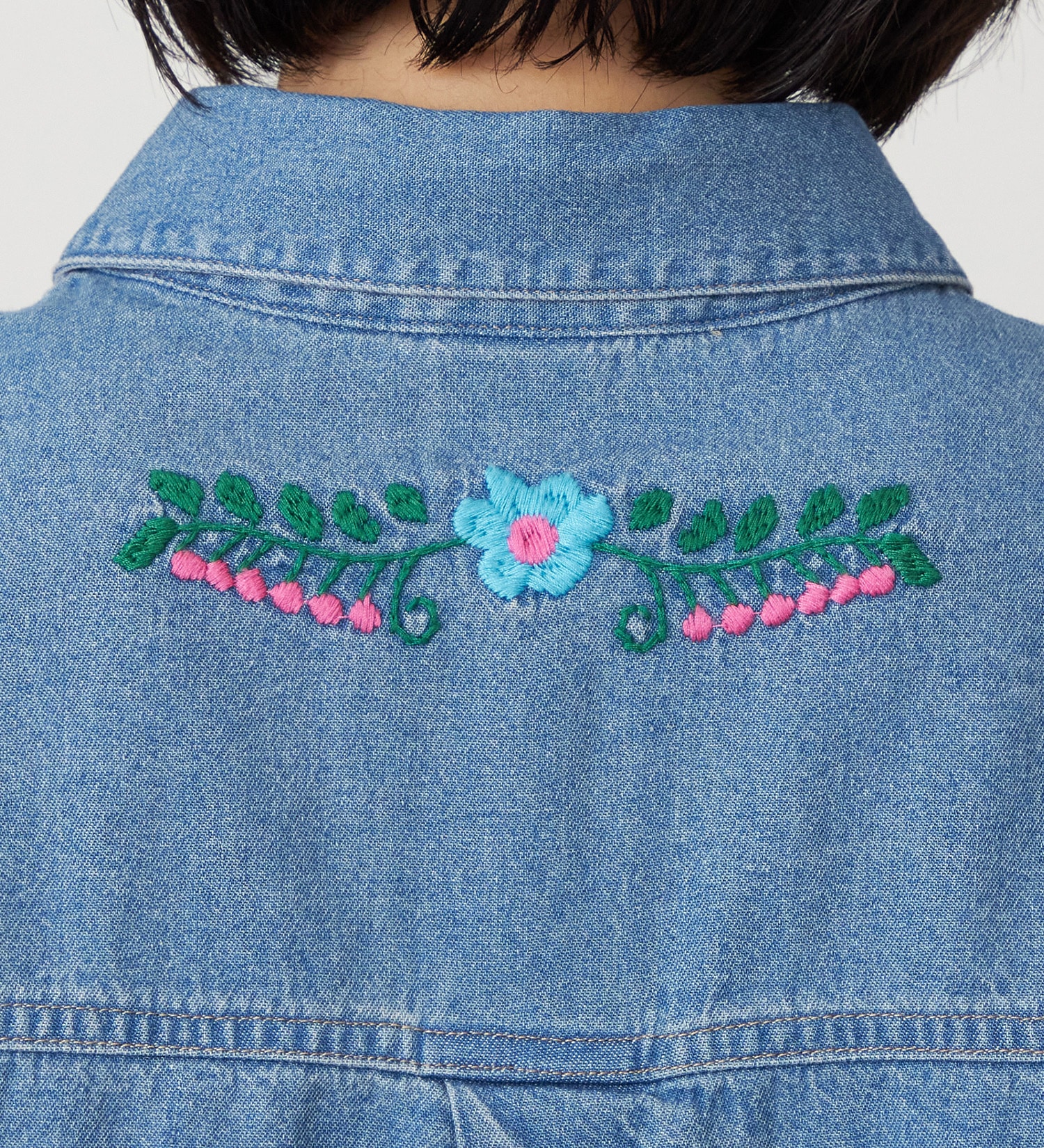 SOMETHING(サムシング)のSOMETHING　刺繍ビッグデニムシャツ|トップス/シャツ/ブラウス/レディース|淡色ブルー