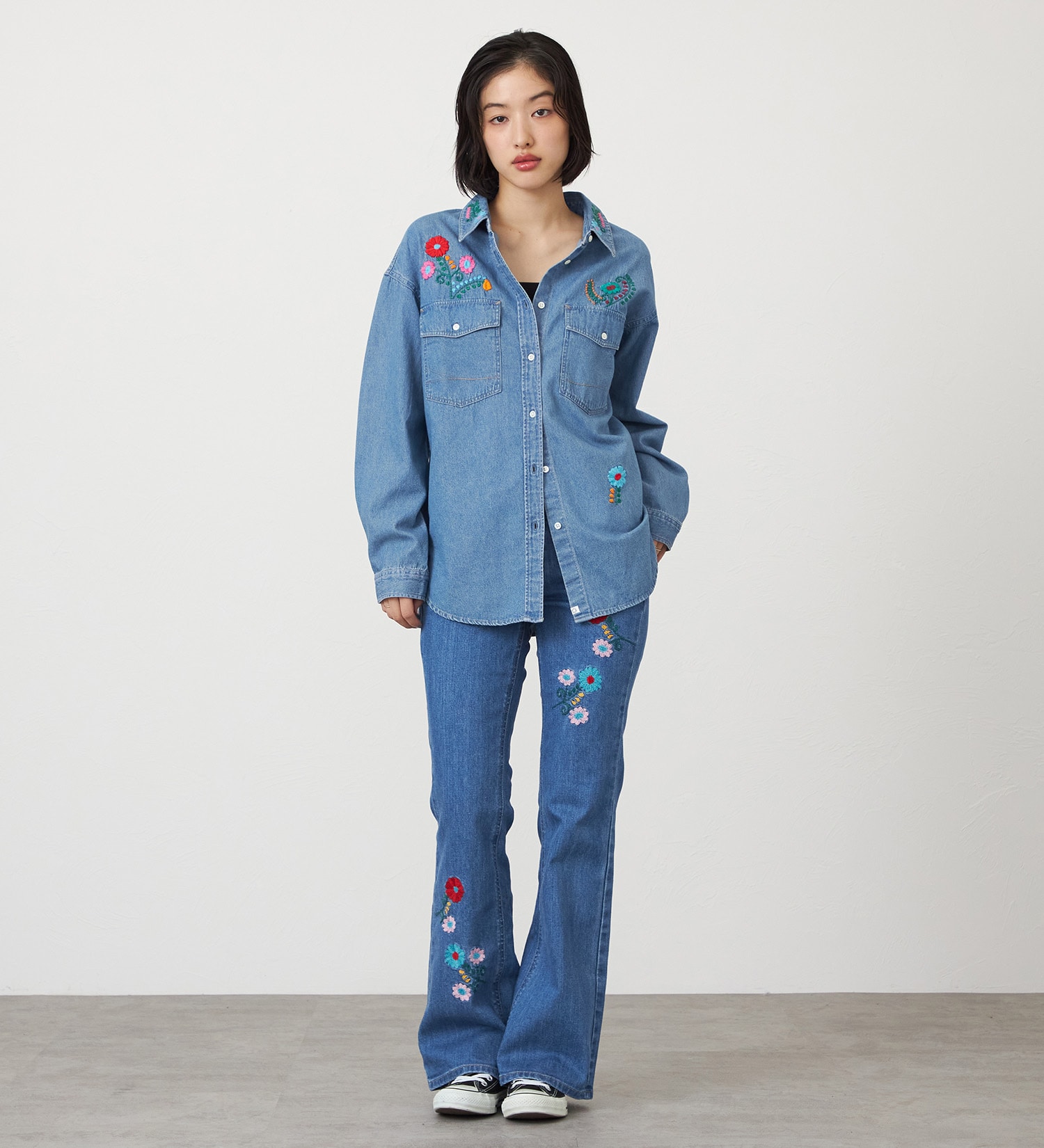 SOMETHING(サムシング)のSOMETHING　刺繍ビッグデニムシャツ|トップス/シャツ/ブラウス/レディース|淡色ブルー