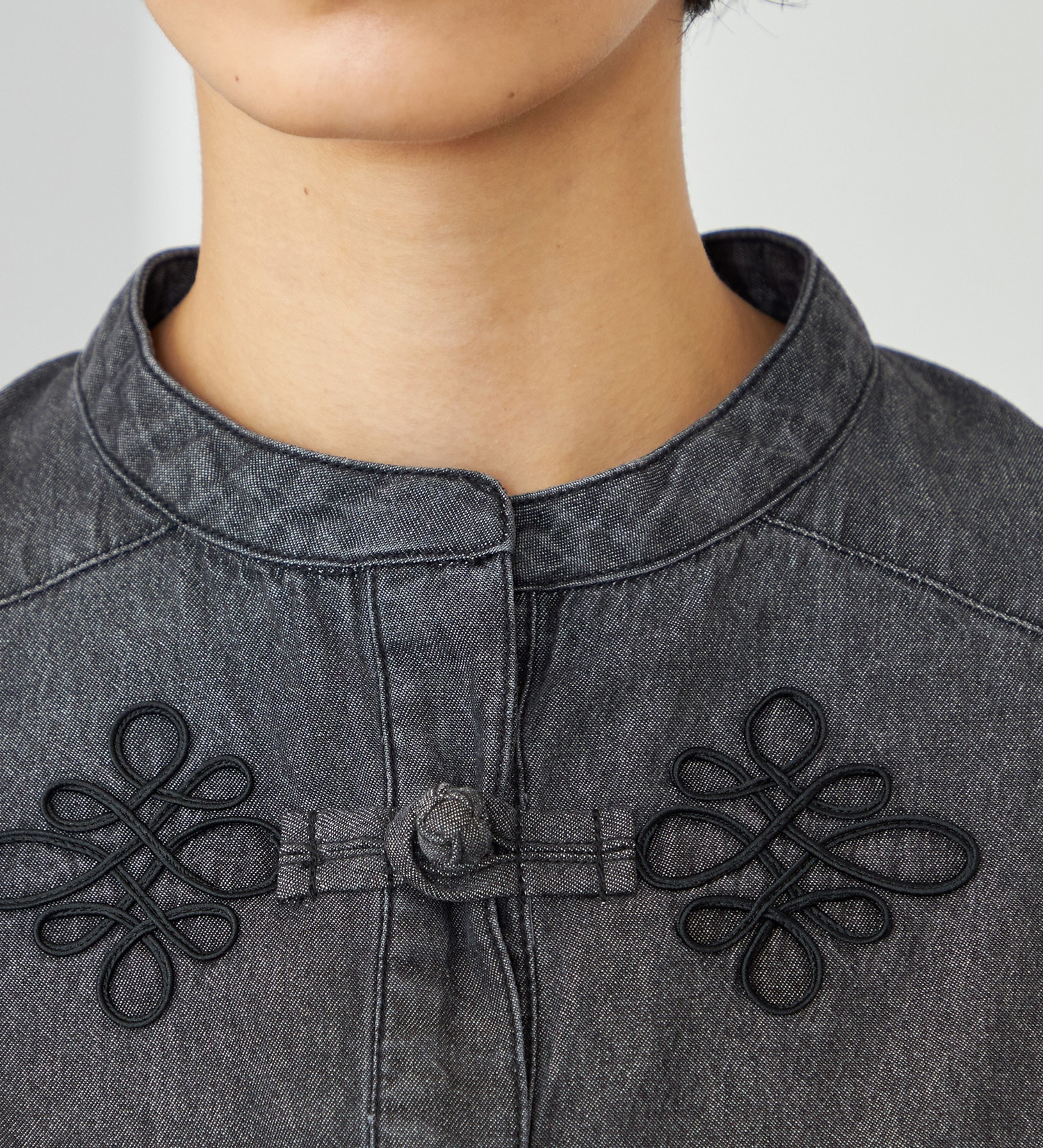 SOMETHING(サムシング)のSOMETHING刺繍チャイナデニムシャツ|トップス/シャツ/ブラウス/レディース|ブラックデニム