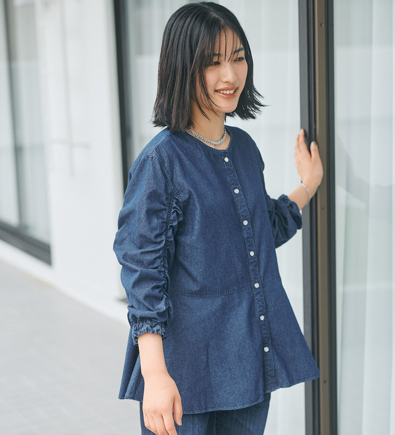 SOMETHING(サムシング)のSOMETHINGシャーリングスリーブデニムブラウス|トップス/シャツ/ブラウス/レディース|濃色ブルー