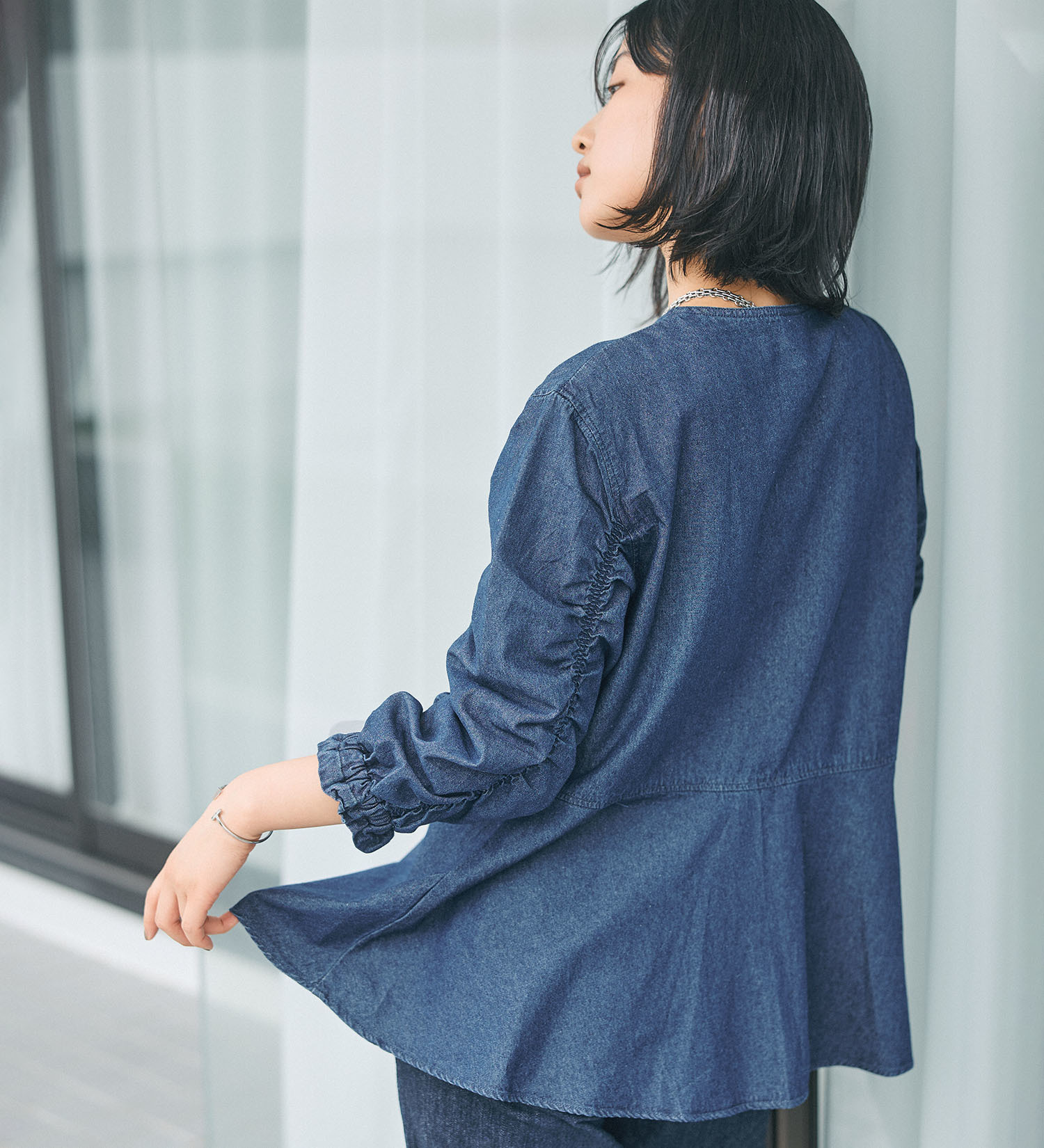 SOMETHING(サムシング)のSOMETHINGシャーリングスリーブデニムブラウス|トップス/シャツ/ブラウス/レディース|濃色ブルー