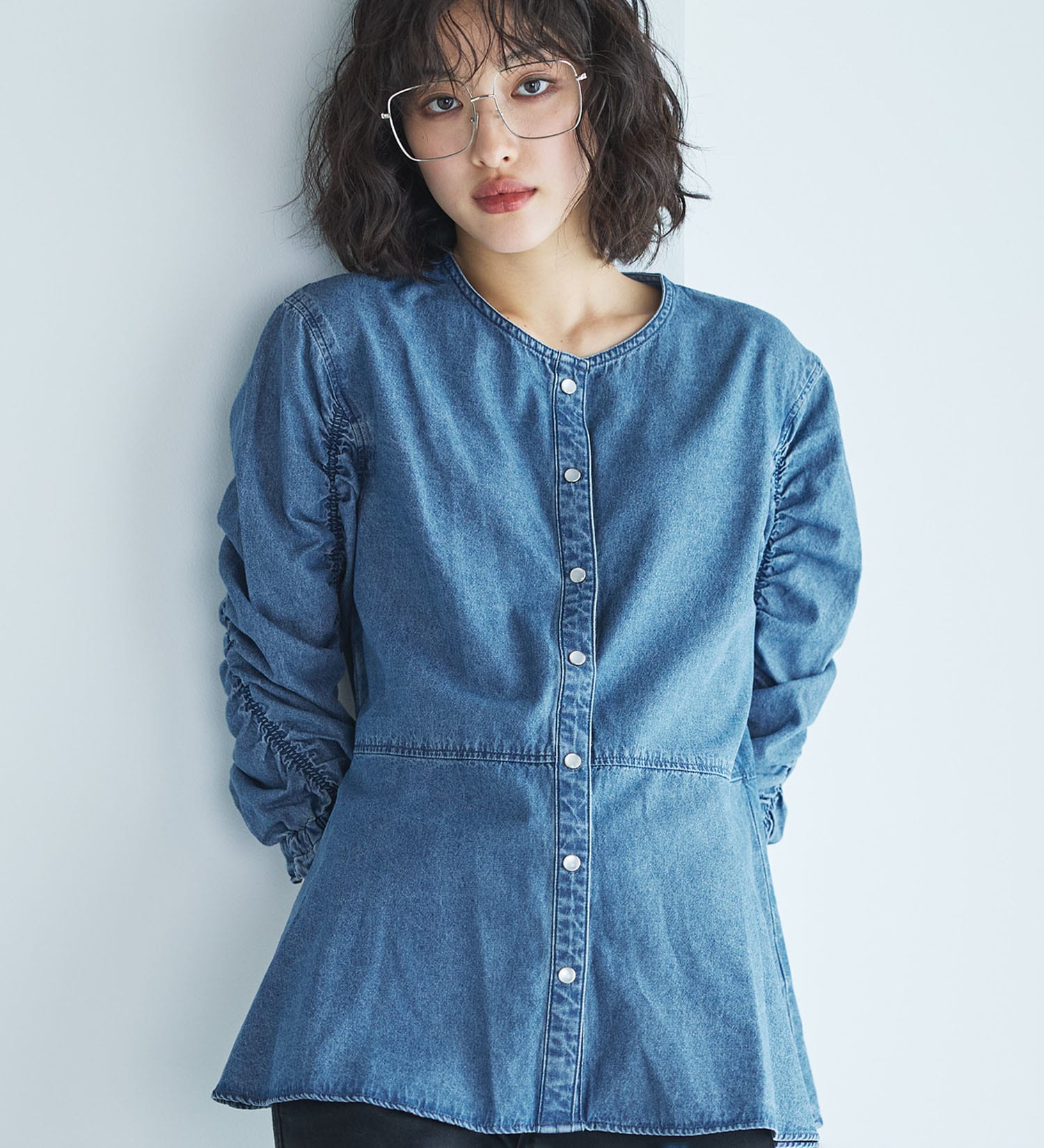 SOMETHING(サムシング)のSOMETHINGシャーリングスリーブデニムブラウス|トップス/シャツ/ブラウス/レディース|淡色ブルー