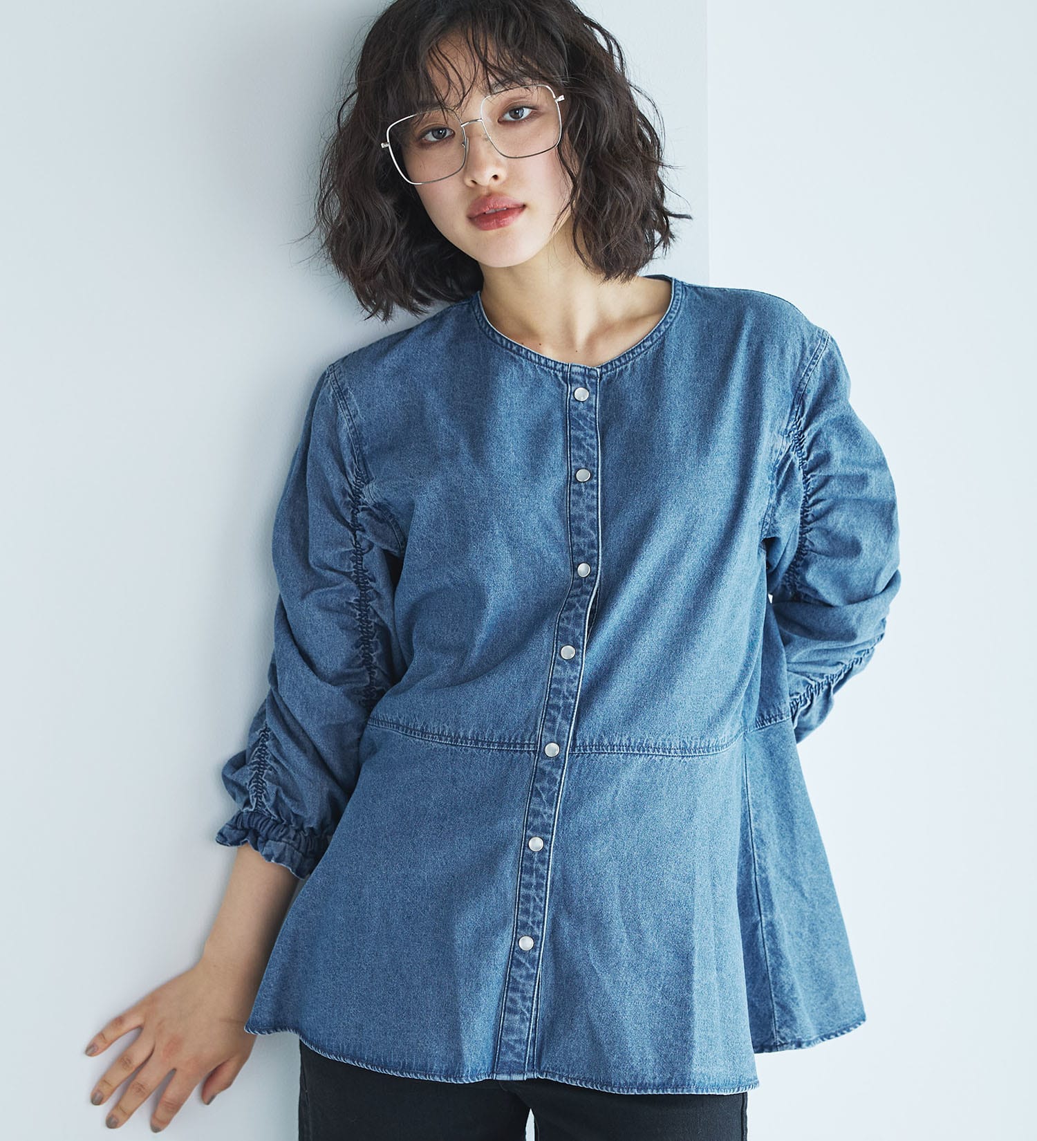 SOMETHING(サムシング)のSOMETHINGシャーリングスリーブデニムブラウス|トップス/シャツ/ブラウス/レディース|淡色ブルー