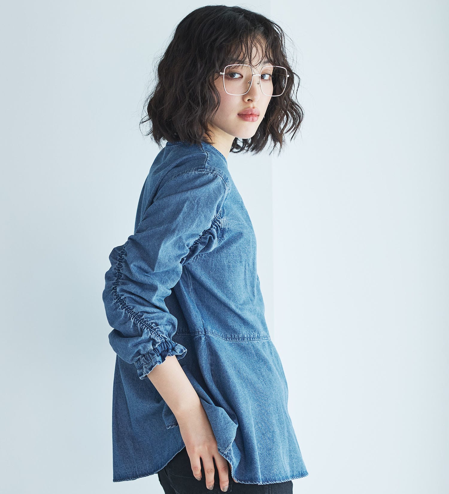 SOMETHING(サムシング)のSOMETHINGシャーリングスリーブデニムブラウス|トップス/シャツ/ブラウス/レディース|淡色ブルー