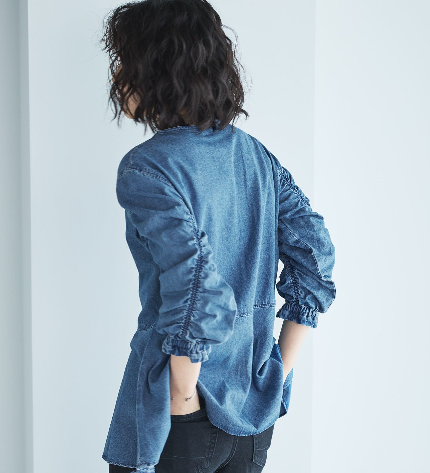 SOMETHING(サムシング)のSOMETHINGシャーリングスリーブデニムブラウス|トップス/シャツ/ブラウス/レディース|淡色ブルー