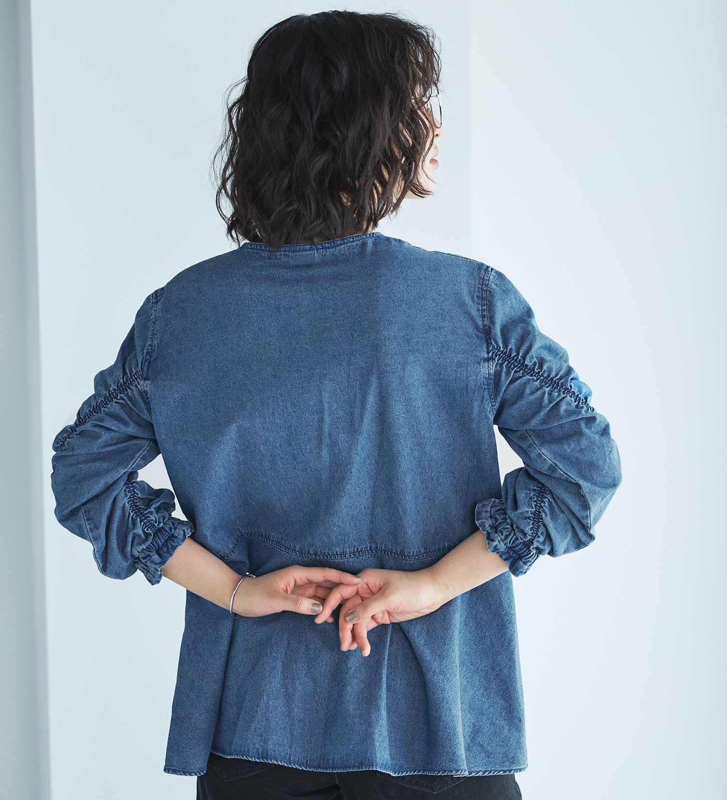 SOMETHING(サムシング)のSOMETHINGシャーリングスリーブデニムブラウス|トップス/シャツ/ブラウス/レディース|淡色ブルー