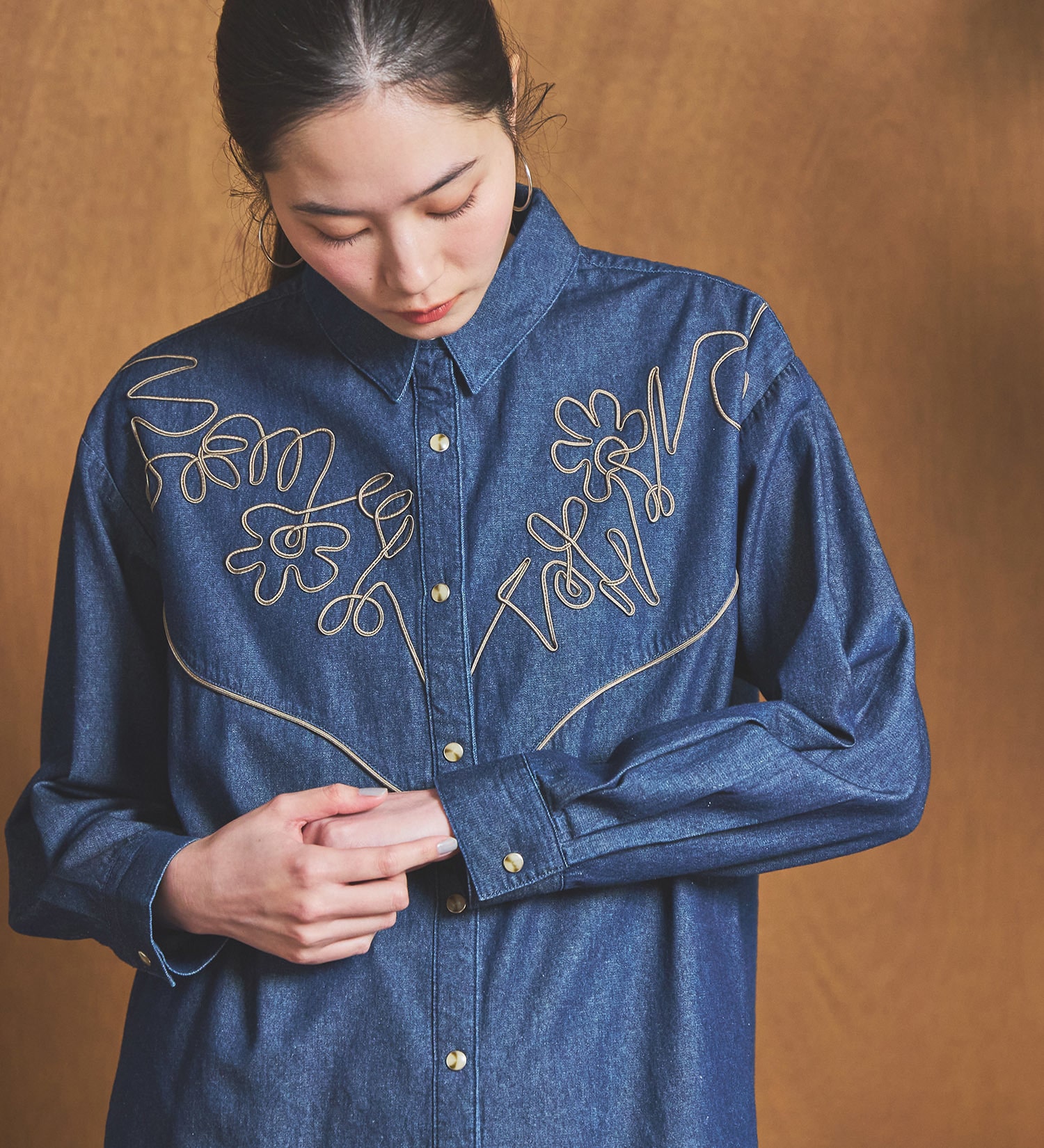 SOMETHING(サムシング)のSOMETHING コード刺繍デニムシャツ|トップス/シャツ/ブラウス/レディース|インディゴブルー