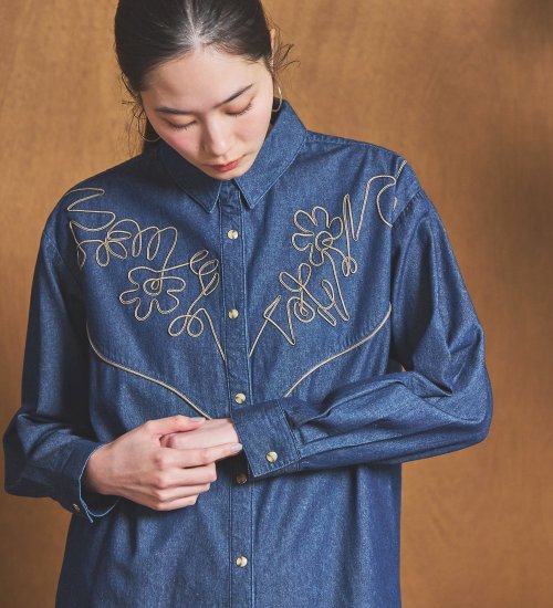 SOMETHING(サムシング)のSOMETHING コード刺繍デニムシャツ|トップス/シャツ/ブラウス/レディース|インディゴブルー