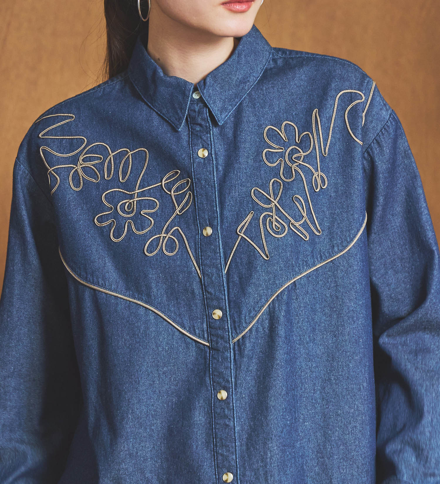 SOMETHING(サムシング)のSOMETHING コード刺繍デニムシャツ|トップス/シャツ/ブラウス/レディース|インディゴブルー